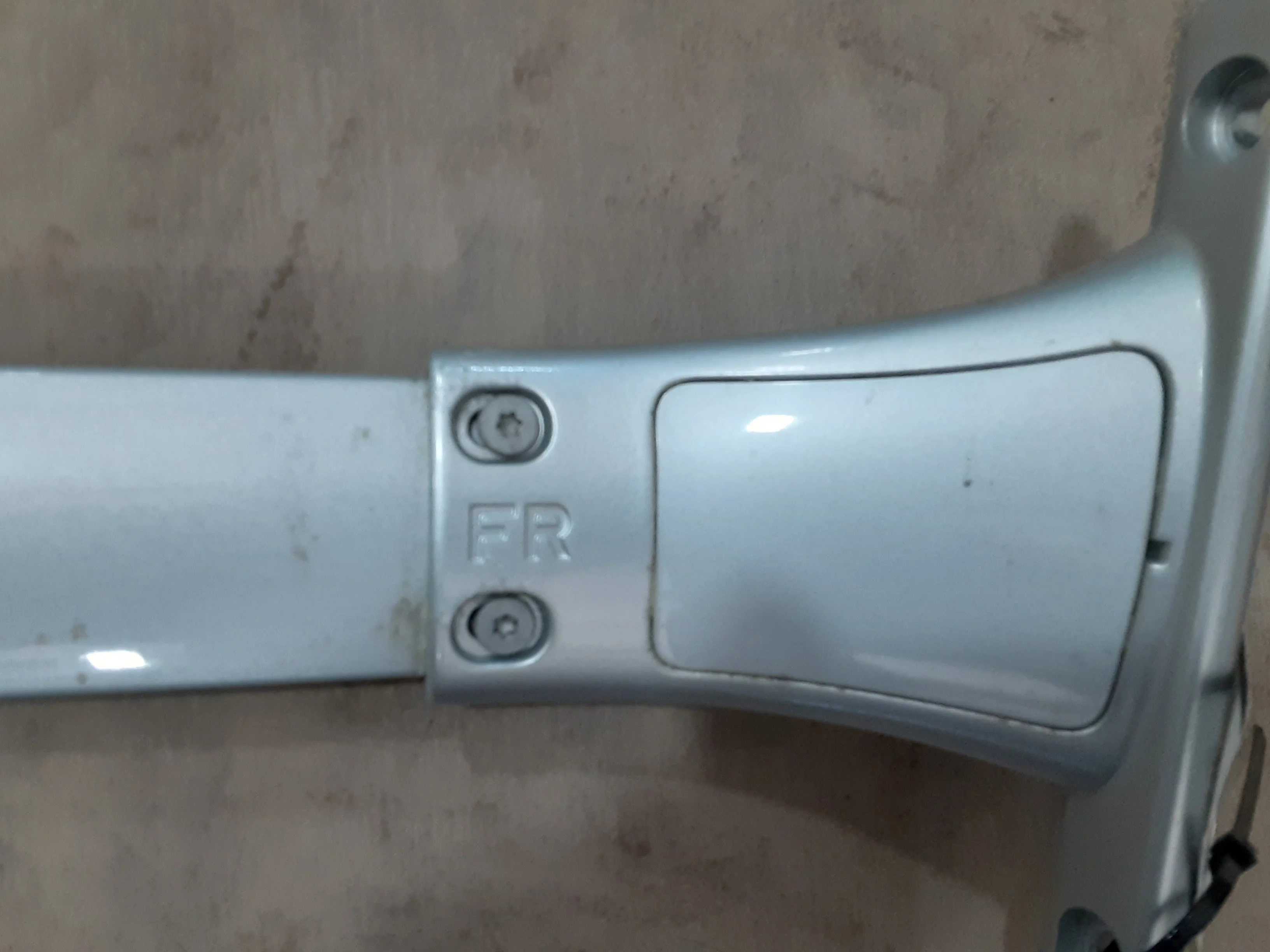 Pre-Owned 2016 Nissan Rouge Front Roof Luggage Rack Cross Rail OEM (Good)