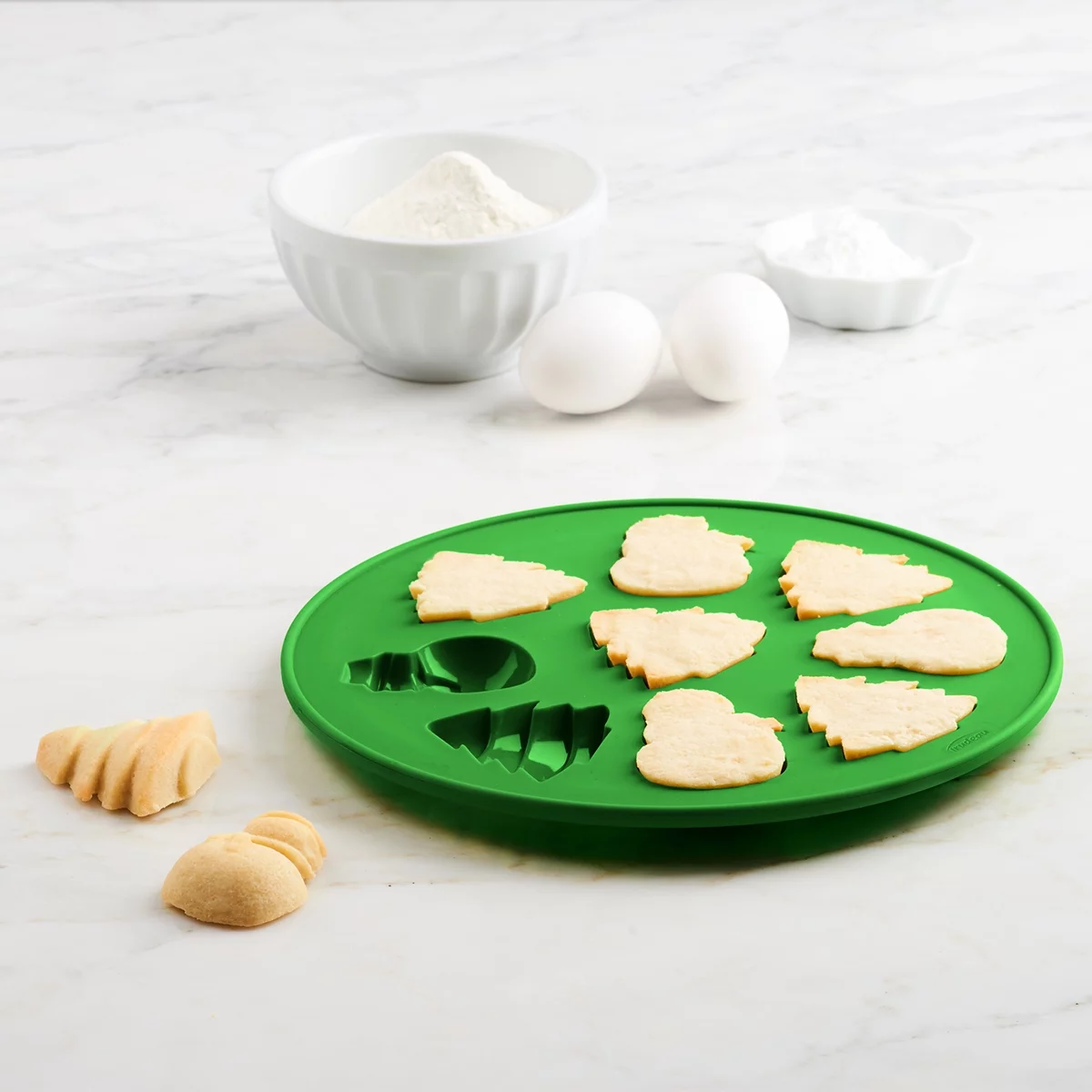 Trudeau Christmas Tree and Snowman Muffin Cake Pan, Structured Silicone, 9