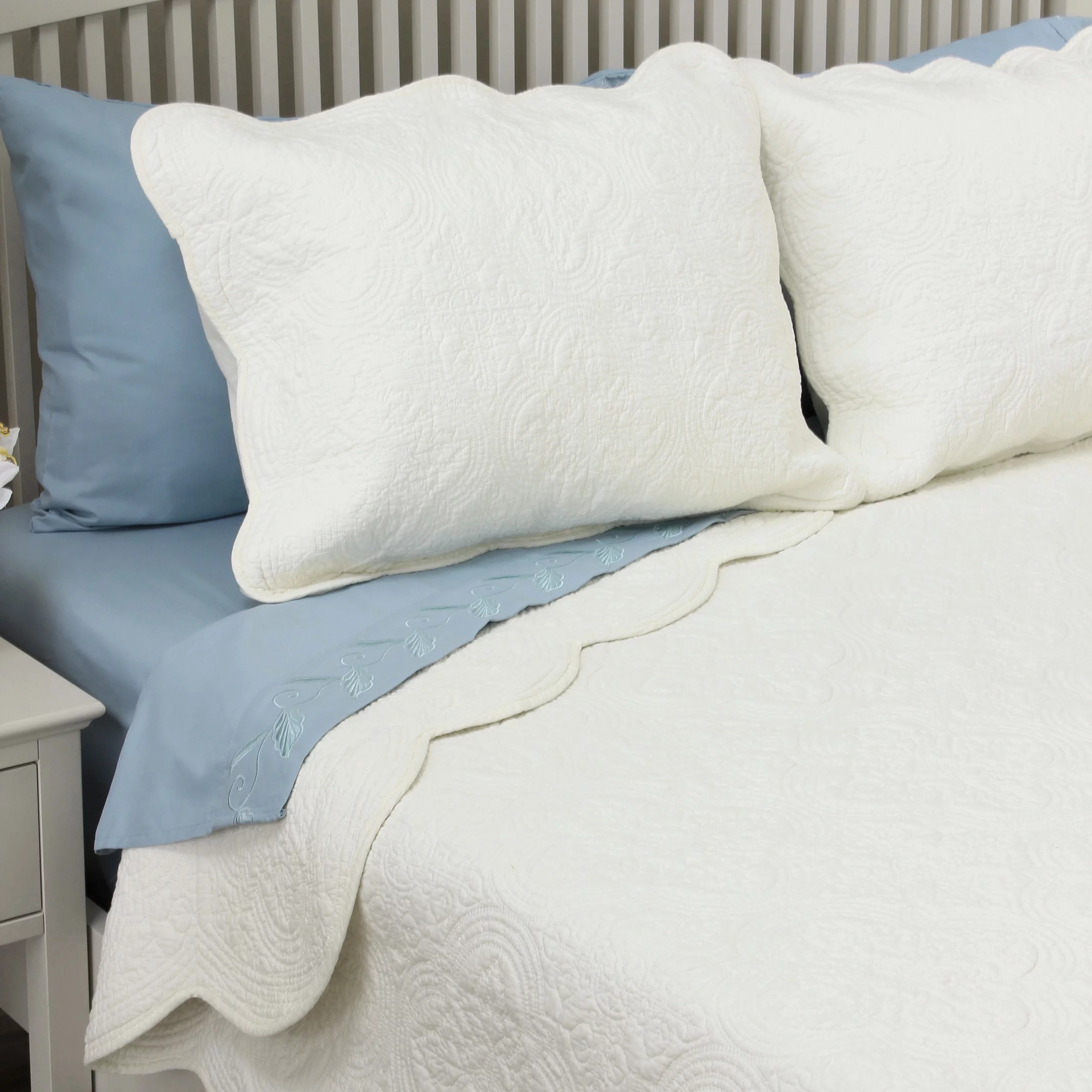 Copper Grove  Sagano Blantyre Scalloped Edge Cotton 3-piece Quilt Bedding Set Off White Twin 2 Piece Designer, Modern & Contemporary, Casual