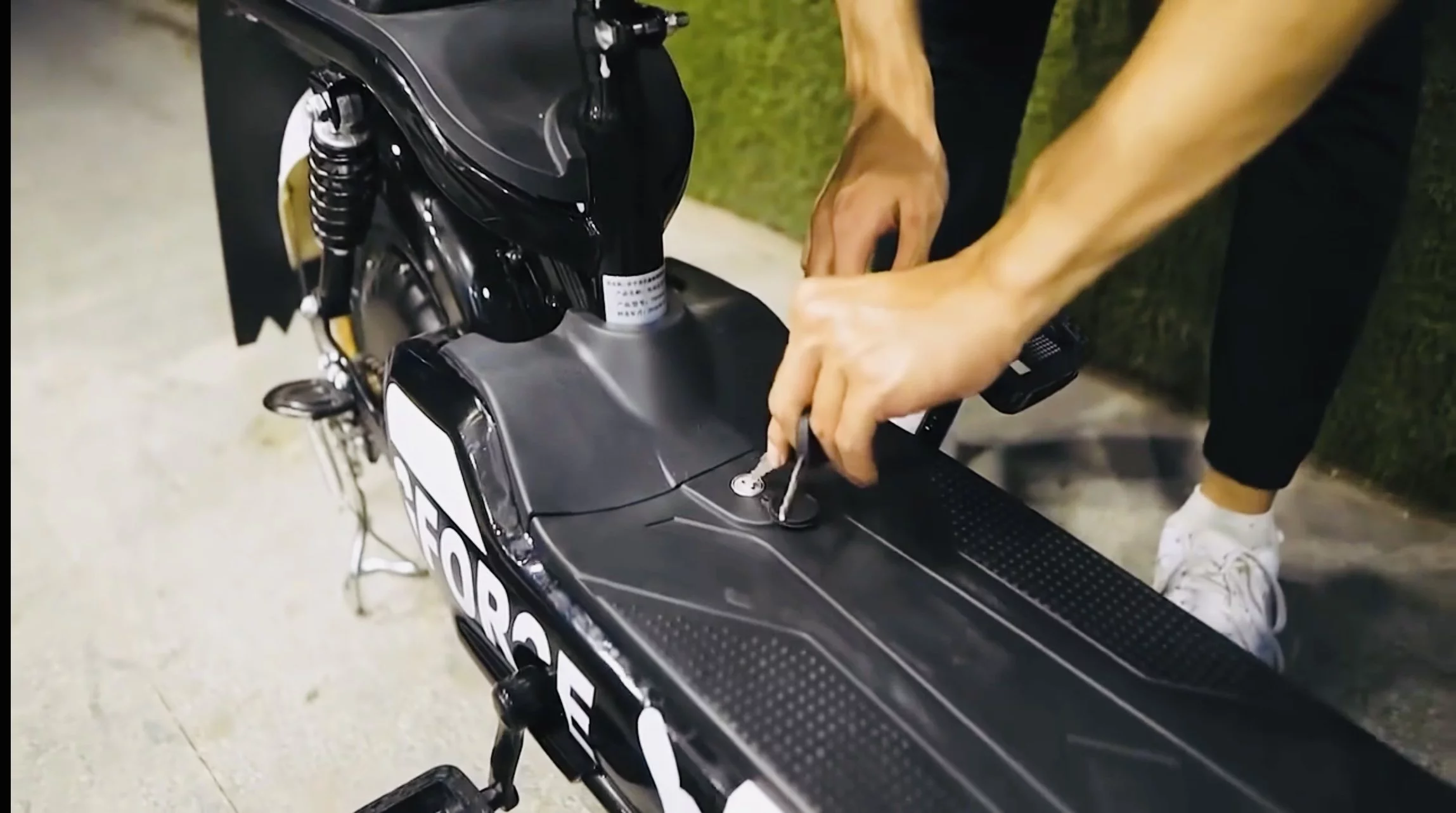 Tiger Jet 500W 48V Electric Scooter With Remote Start, 2 Seats And Detachable Battery Compartment (Updated Version)