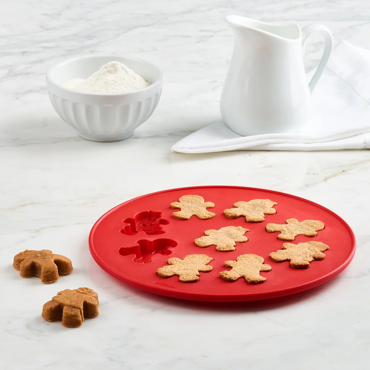 Trudeau Christmas Gingerbreadman Muffin Cake Pan, Structured Silicone, 9