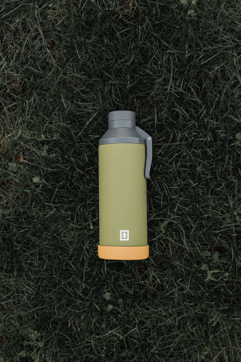 Swiss Tech Stainless Steel Insulated Water Bottle with Leakproof Chug Lid, Carabiner Clip Handle and Silicone Boot, 24oz, Soft Touch Green