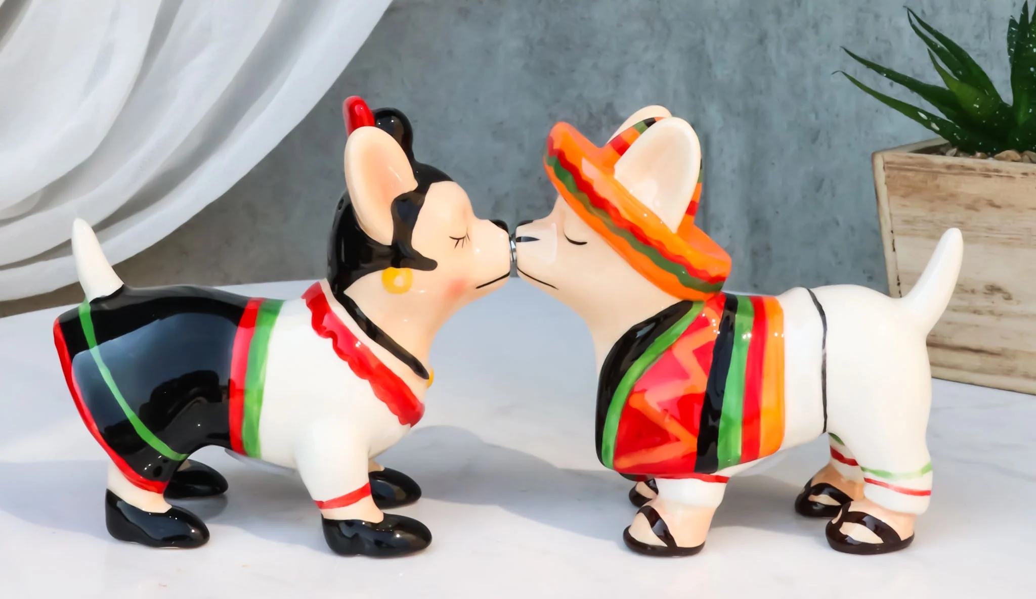 Kissing Mexican Chihuahua Dogs With Sombrero Hat Ceramic Salt And Pepper Shakers