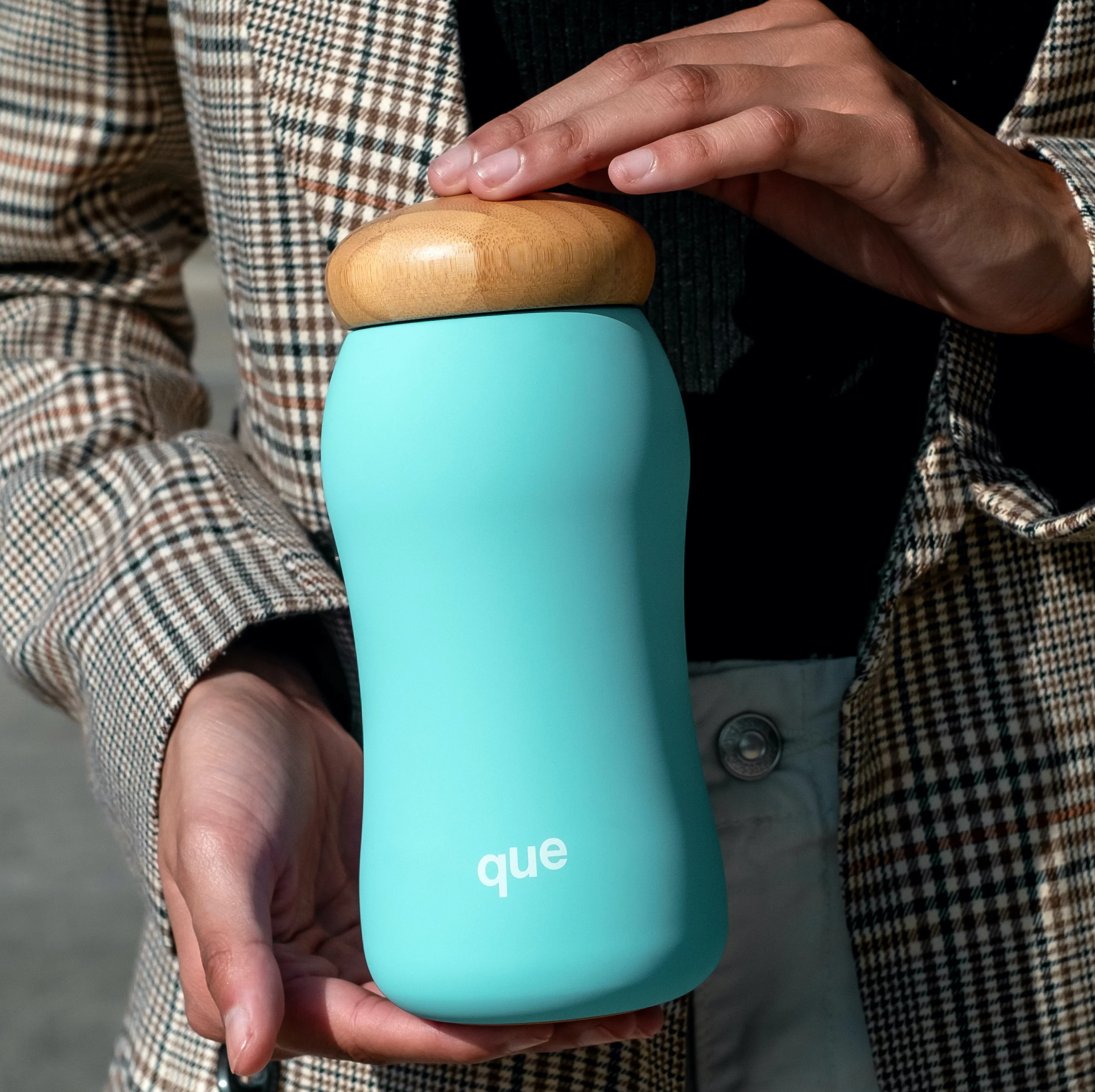 que Bottle - Insulated Bottle / Mug 17 oz - True Taste Ceramic Liner - Bamboo Cap