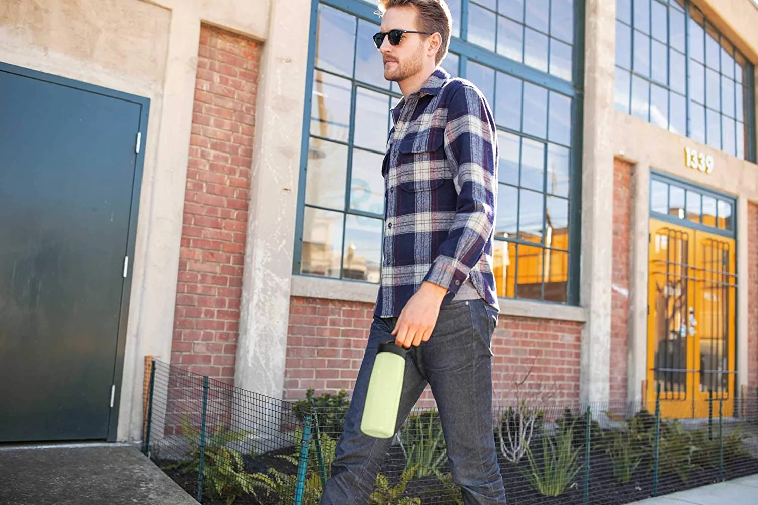 CamelBak Pivot Water Bottle - Echo Plastic 10% renewable plant-based material - BPA-free - Easy Carry, 32 oz, Cloud