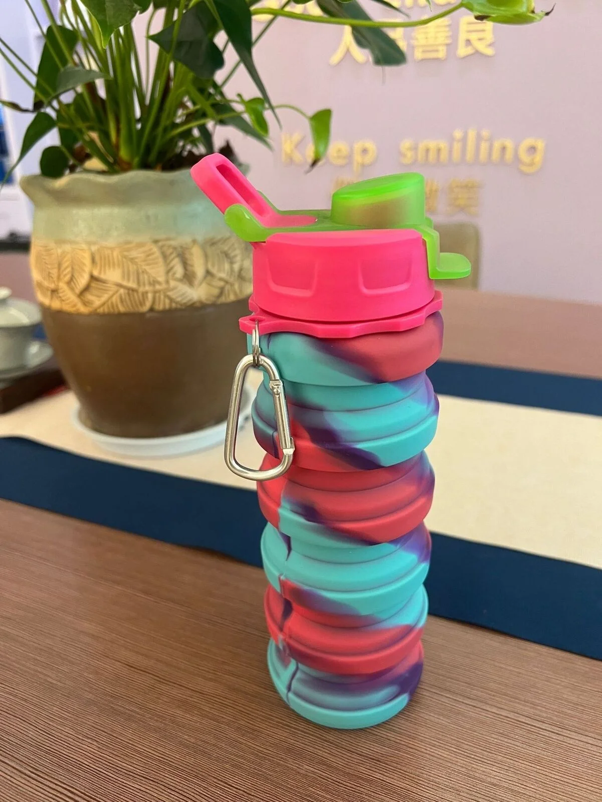 Silicone Collapsible Sports Water Bottles Leak proof Twist Cap Retractable