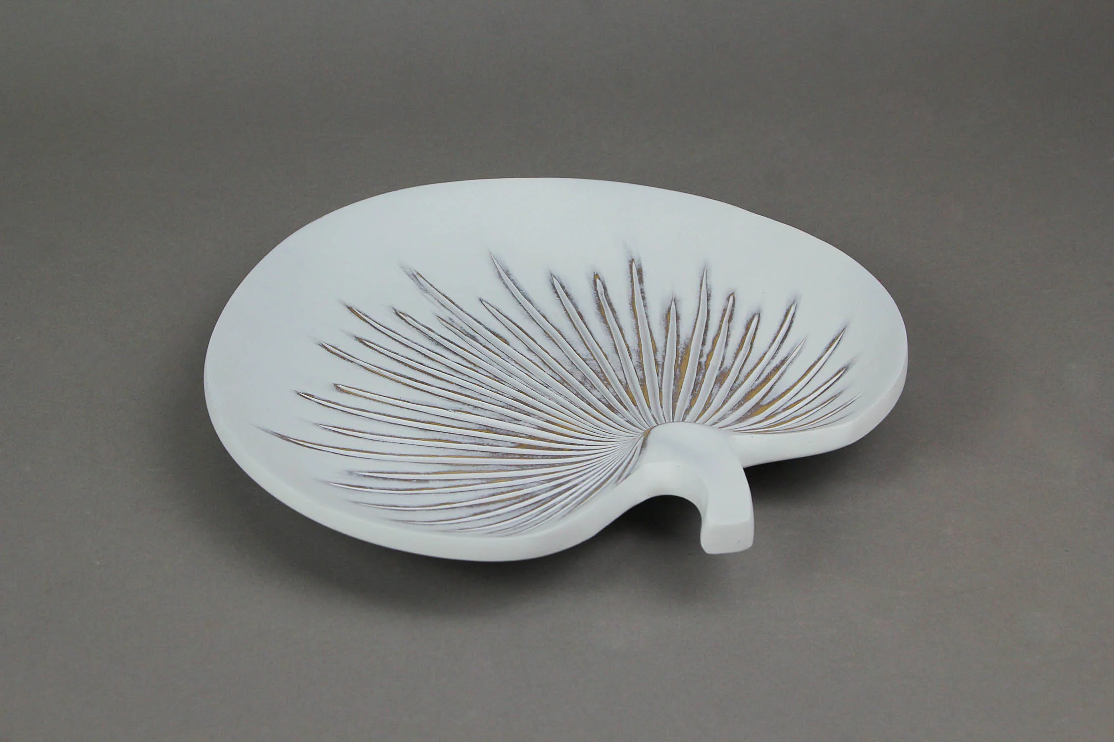 Mayrich Antiqued White Tropical Fan Palm Leaf Decorative Ceramic Plate