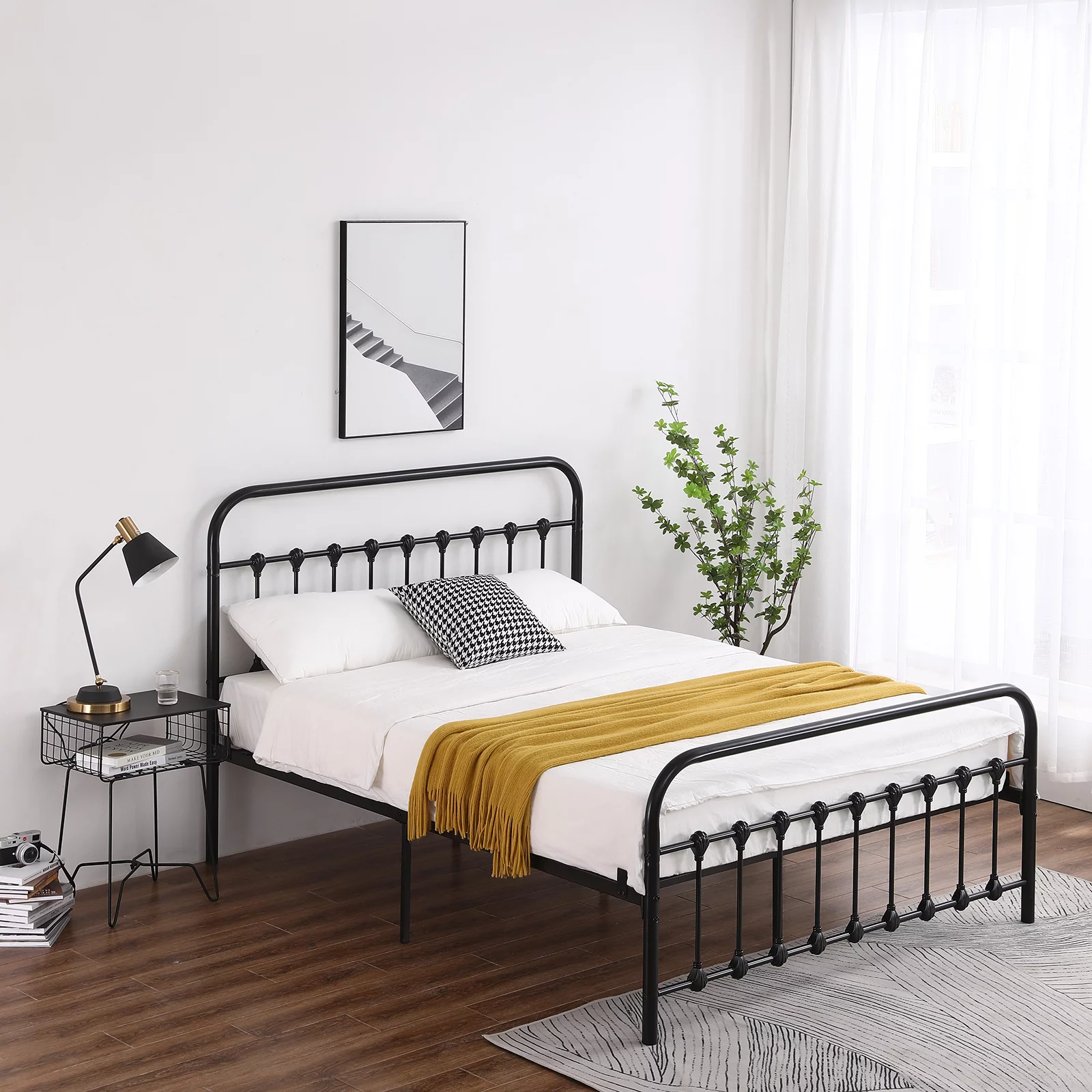 Queen Size Curved Frame Bed Head & Foot Iron Tube with Shell Decoration Black