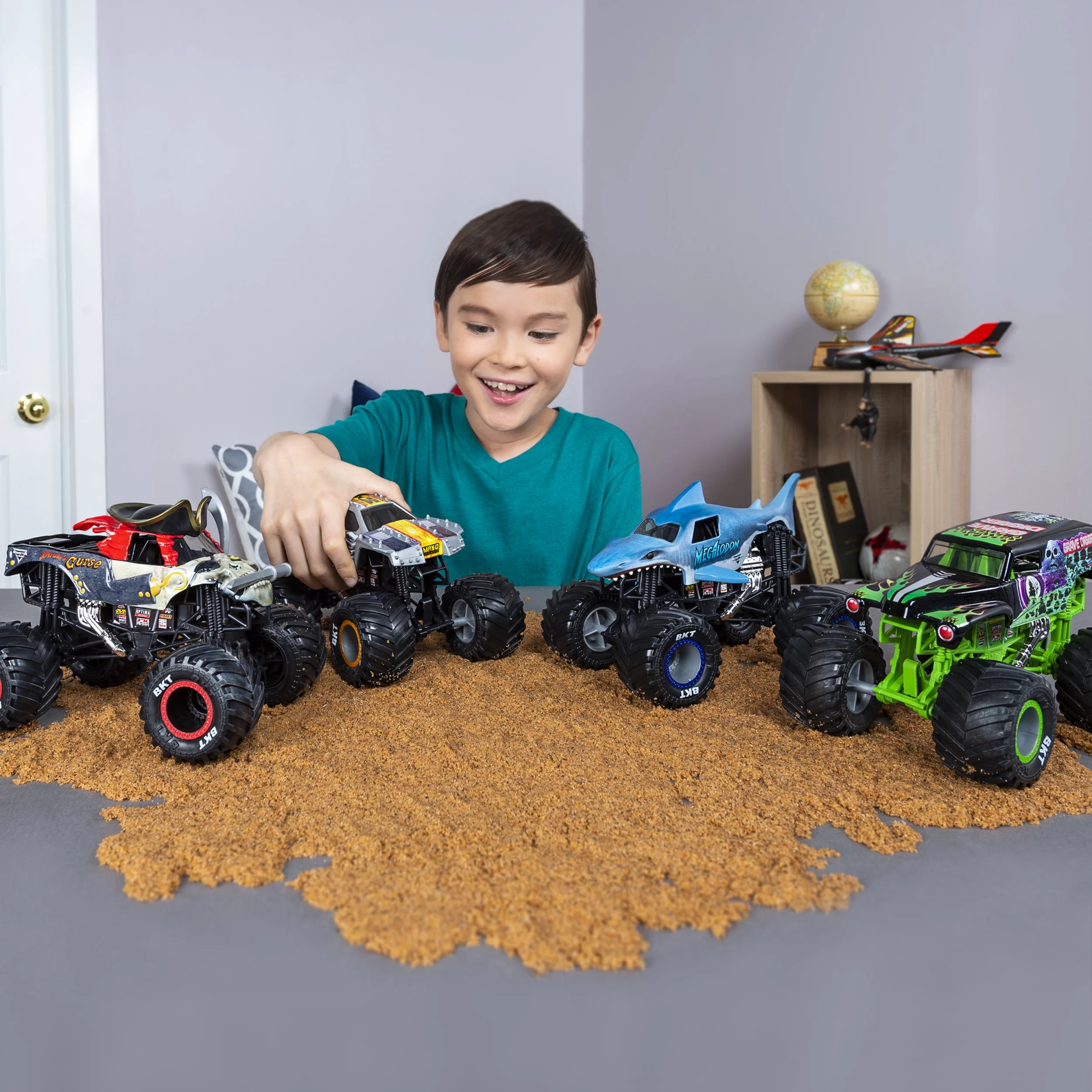 Monster Jam, Official Monster Mutt Monster Truck, Die-Cast Vehicle, 1:24 Scale
