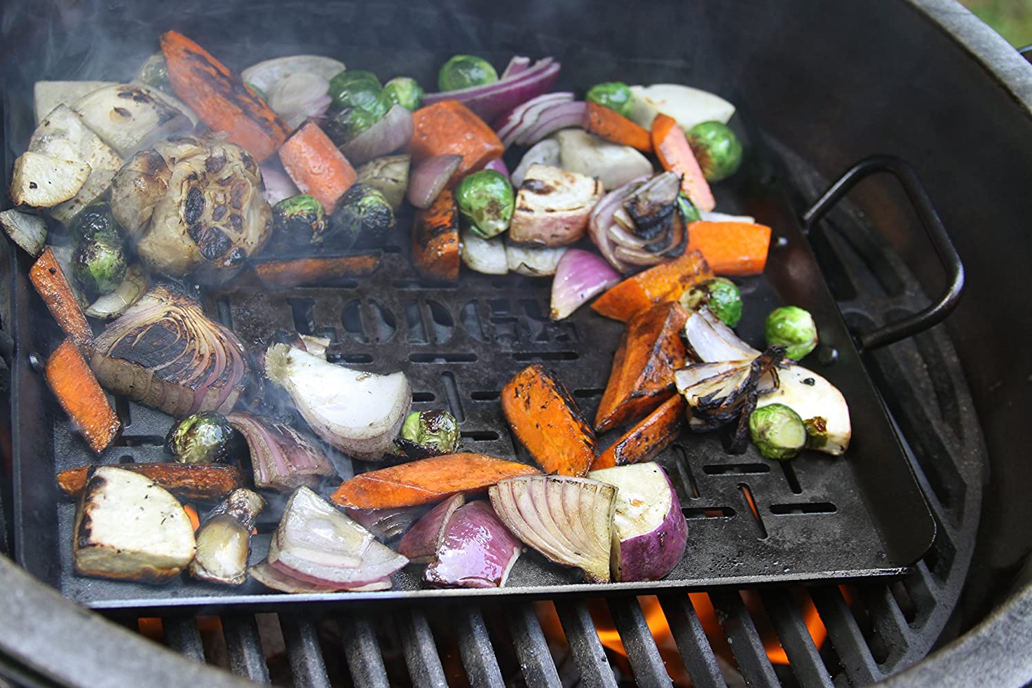 Lodge CRSGP12 13′′ x 12′′ Seasoned Carbon Steel Grilling Pan