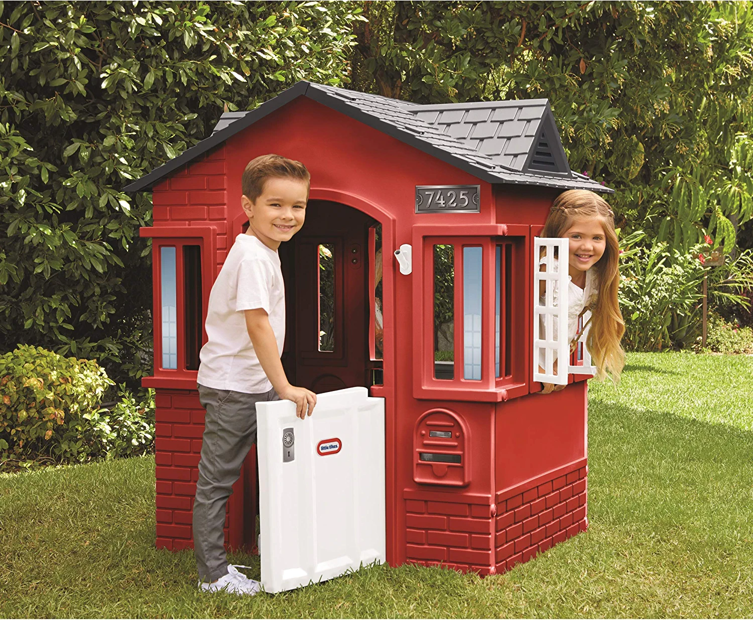 Little Tikes Cape Cottage Playhouse with Working Doors, Windows, and Shutters – Red