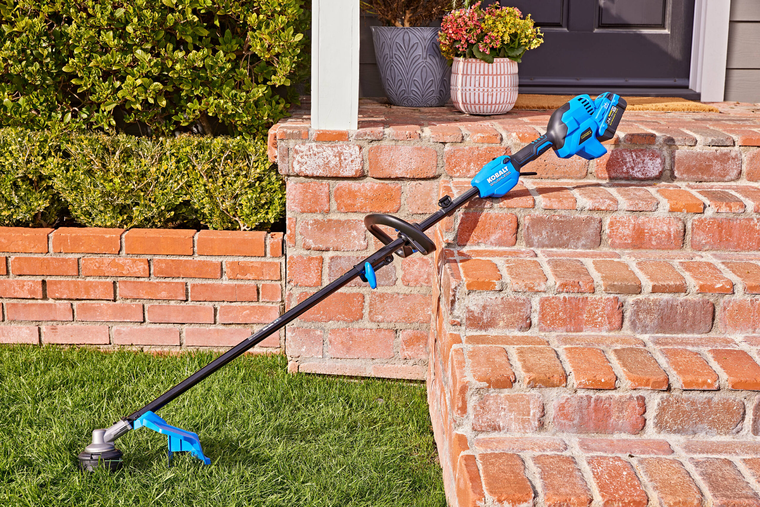 Kobalt 24-volt 15-in Split Shaft Attachment Capable Battery String Trimmer 4 Ah (Battery and Charger Included)