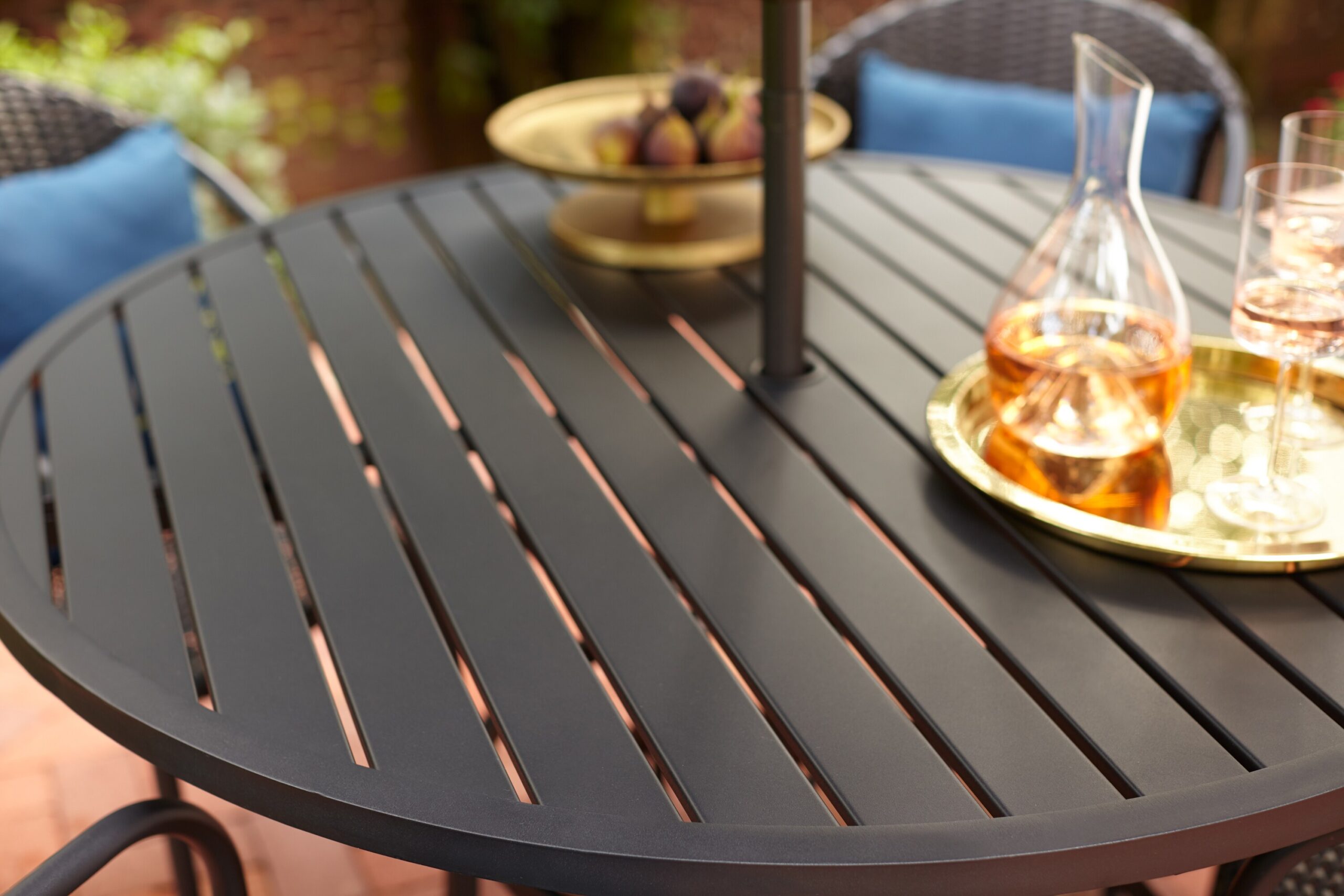 Style Selections Pelham bay Round Outdoor Dining Table 48-in W x 48-in L with Umbrella Hole