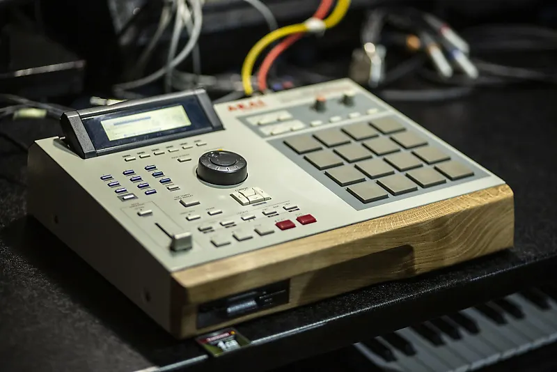 Akai MPC 2000XL Sampler 1997 - 2005 - Grey / Front Wood + CF