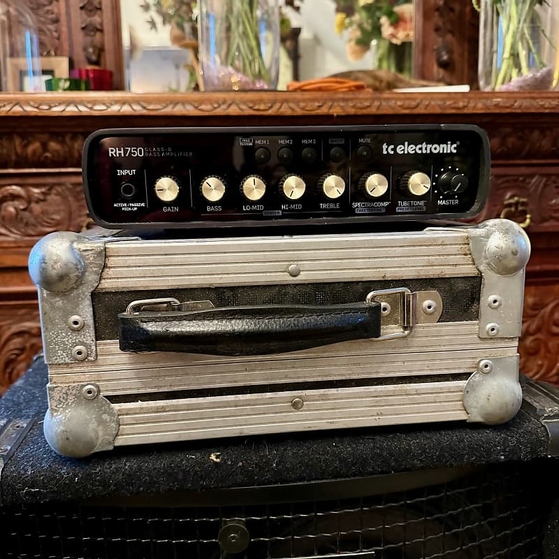 TC Electronic RH750 Class D Bass Amplifier Head w/ Flight Case