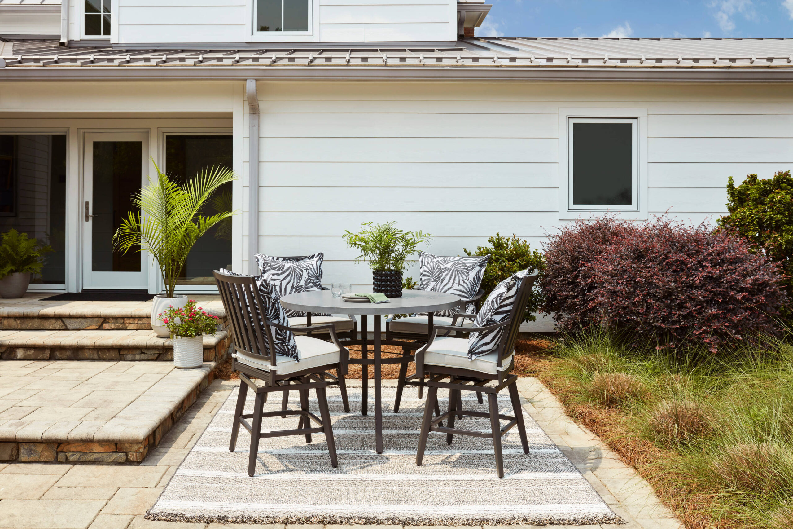 Style Selections Kingston Ridge Round Outdoor Dining Table 48.03-in W x 48.03-in L with Umbrella Hole