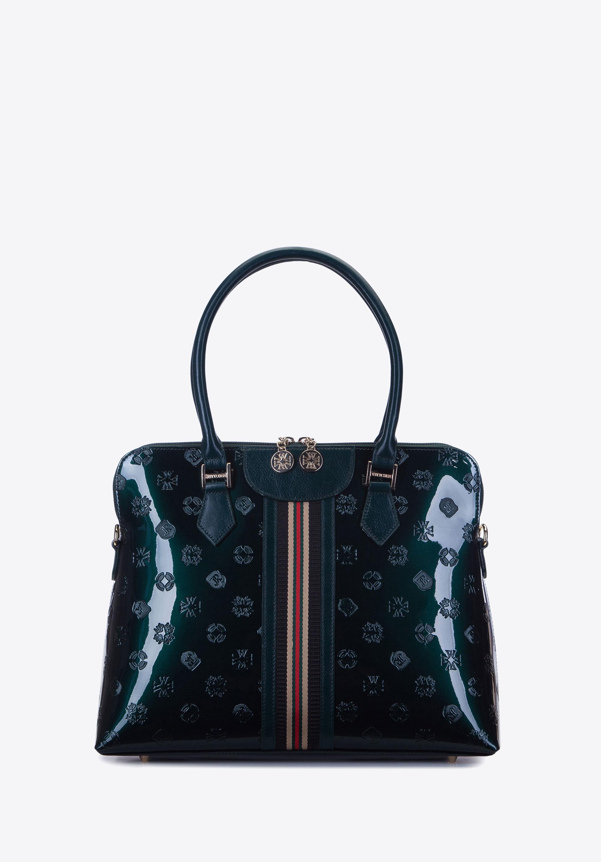 Kuferek lakierowany z tłoczeniami i tasiemką