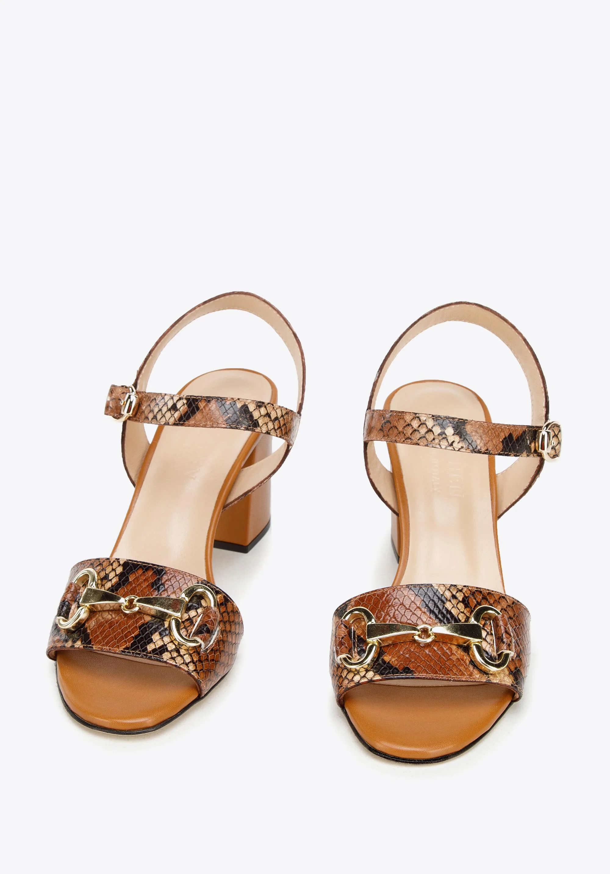 Sandały skórzane na słupku z klamerką