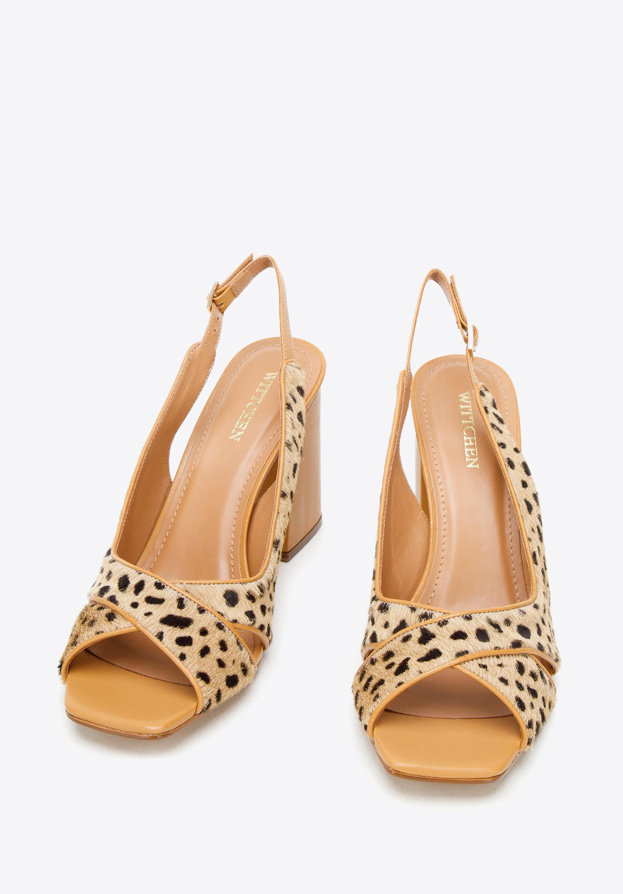 Sandały skórzane z paskami na krzyż