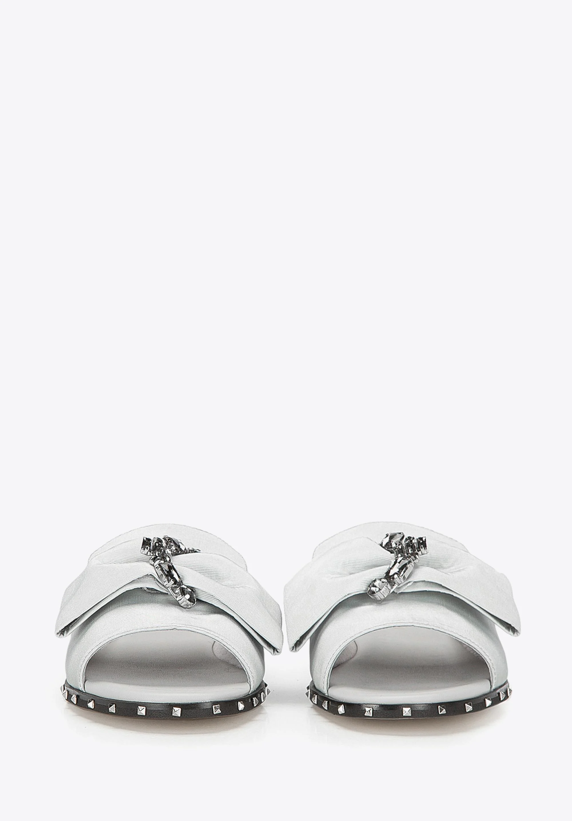 Damskie klapki z ćwiekami