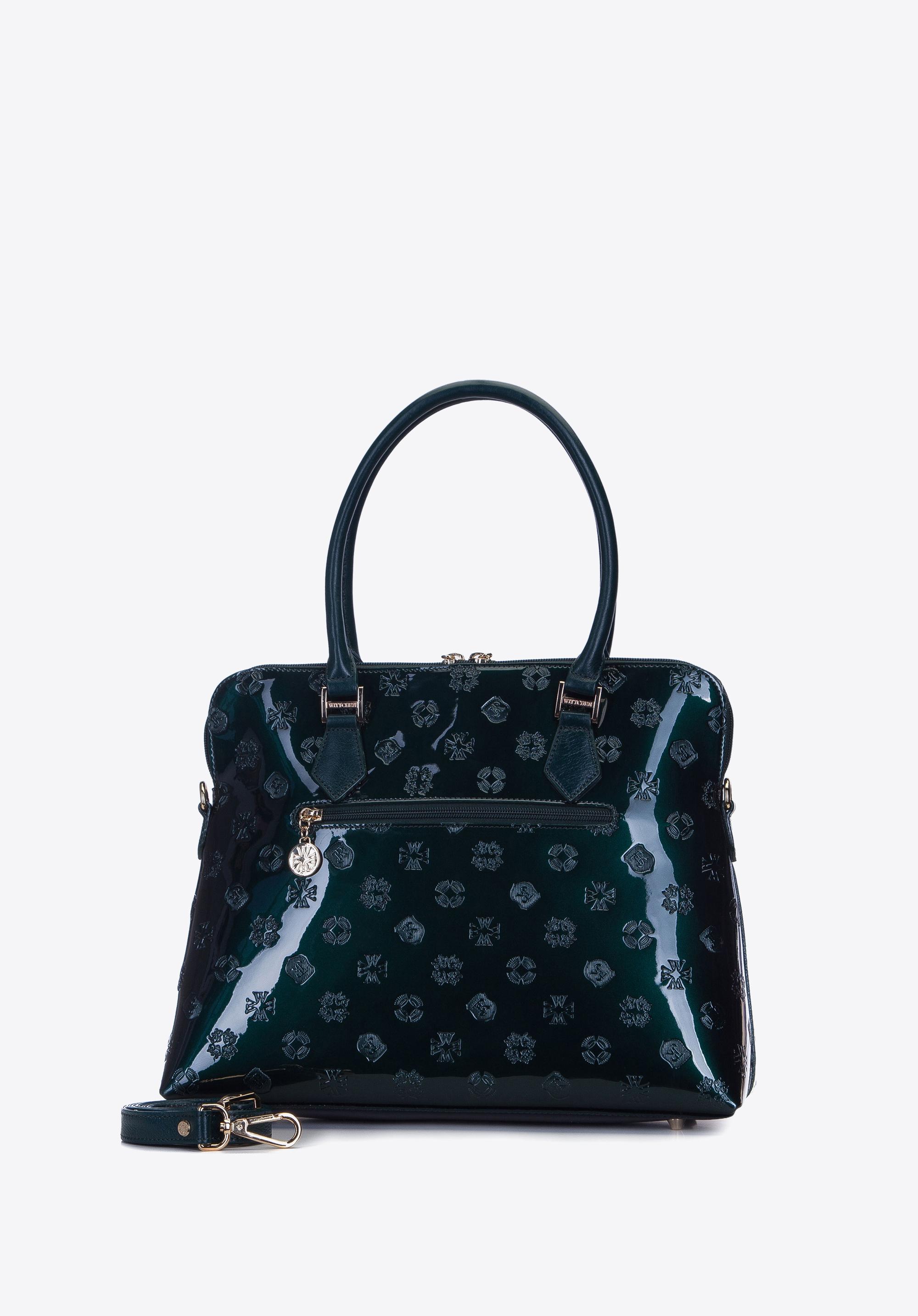 Kuferek lakierowany z tłoczeniami i tasiemką