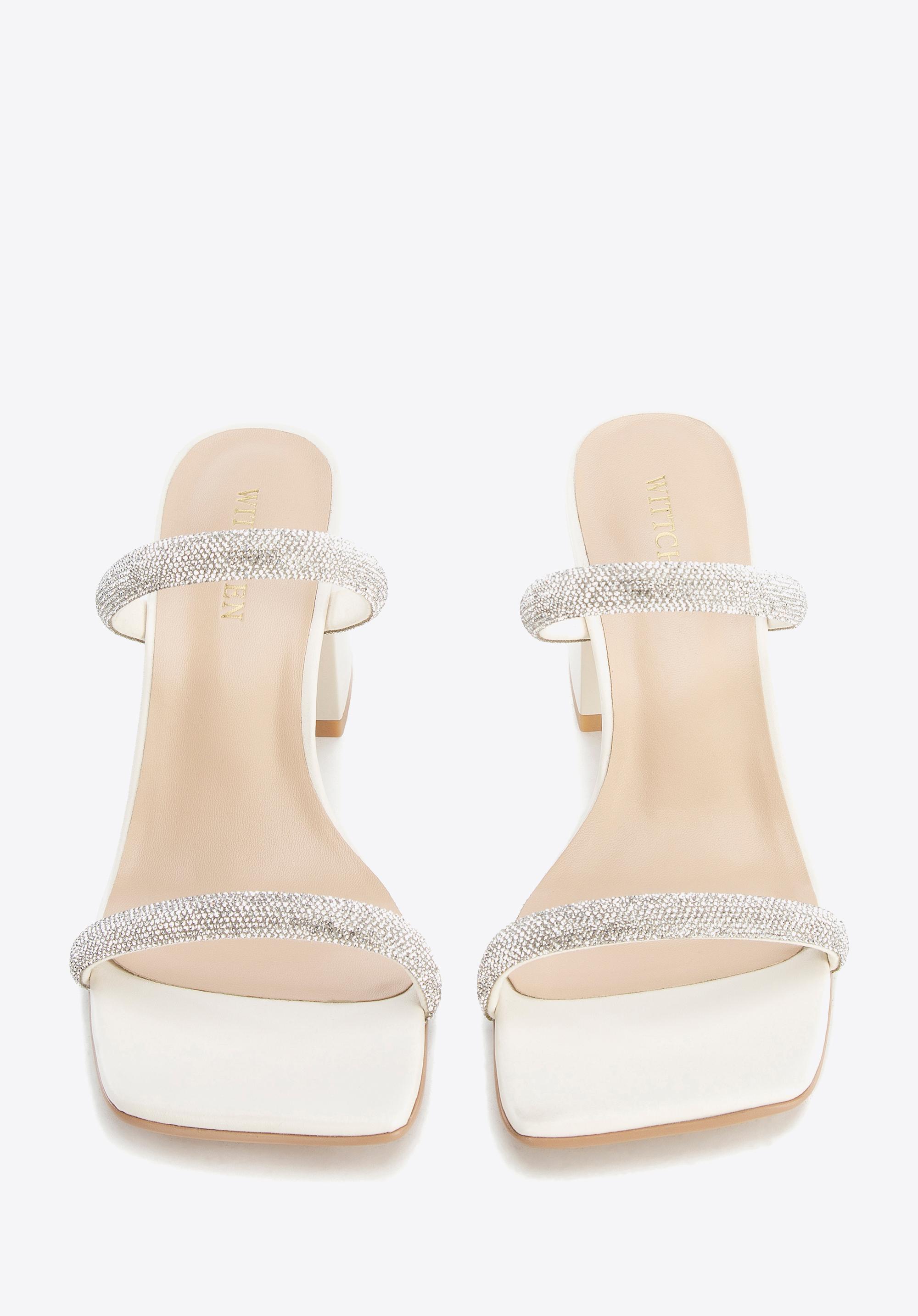 Damskie klapki skórzane z błyszczącymi paskami