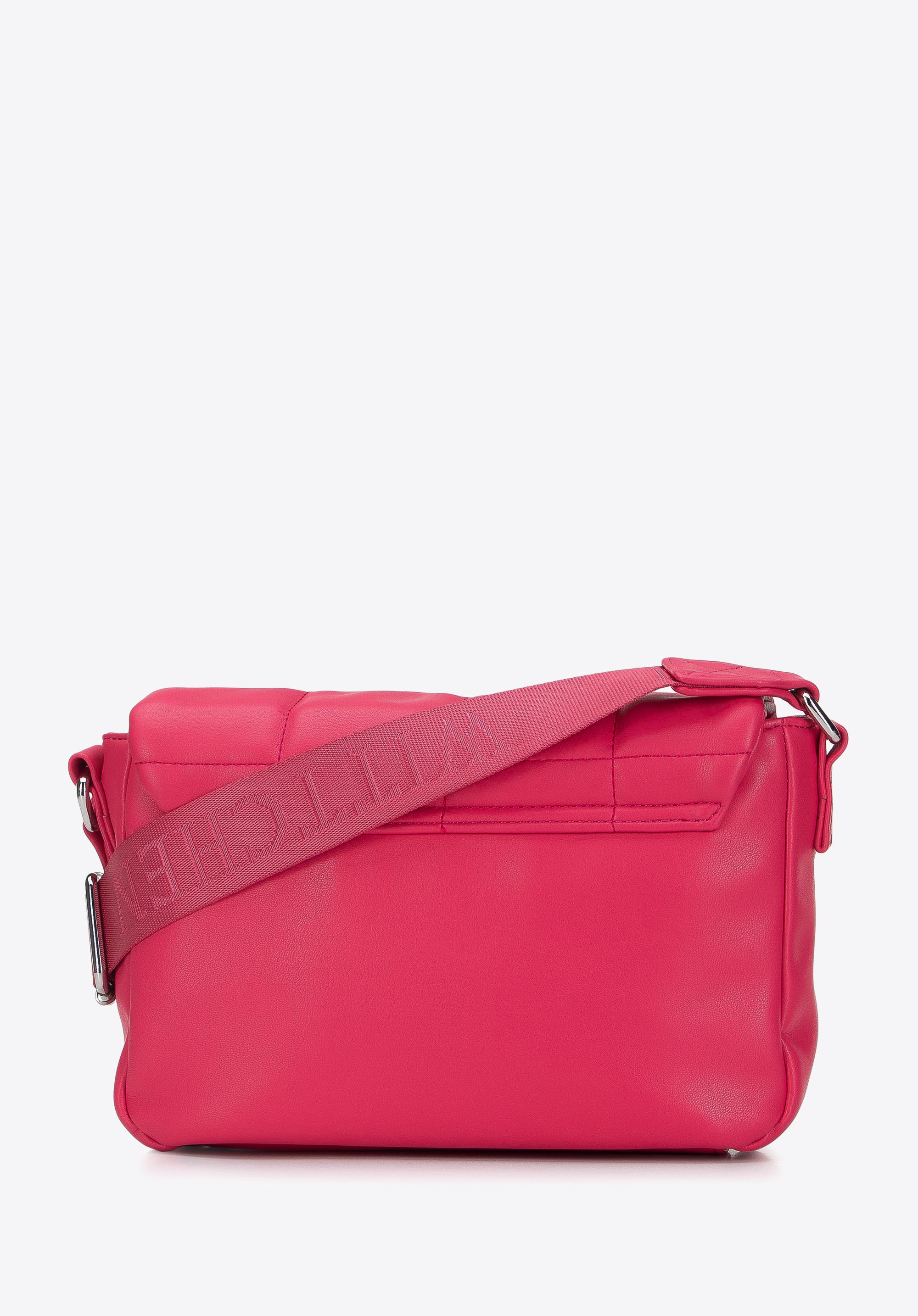 Damska listonoszka z miękkiej ekoskóry z pikowaną klapą mała