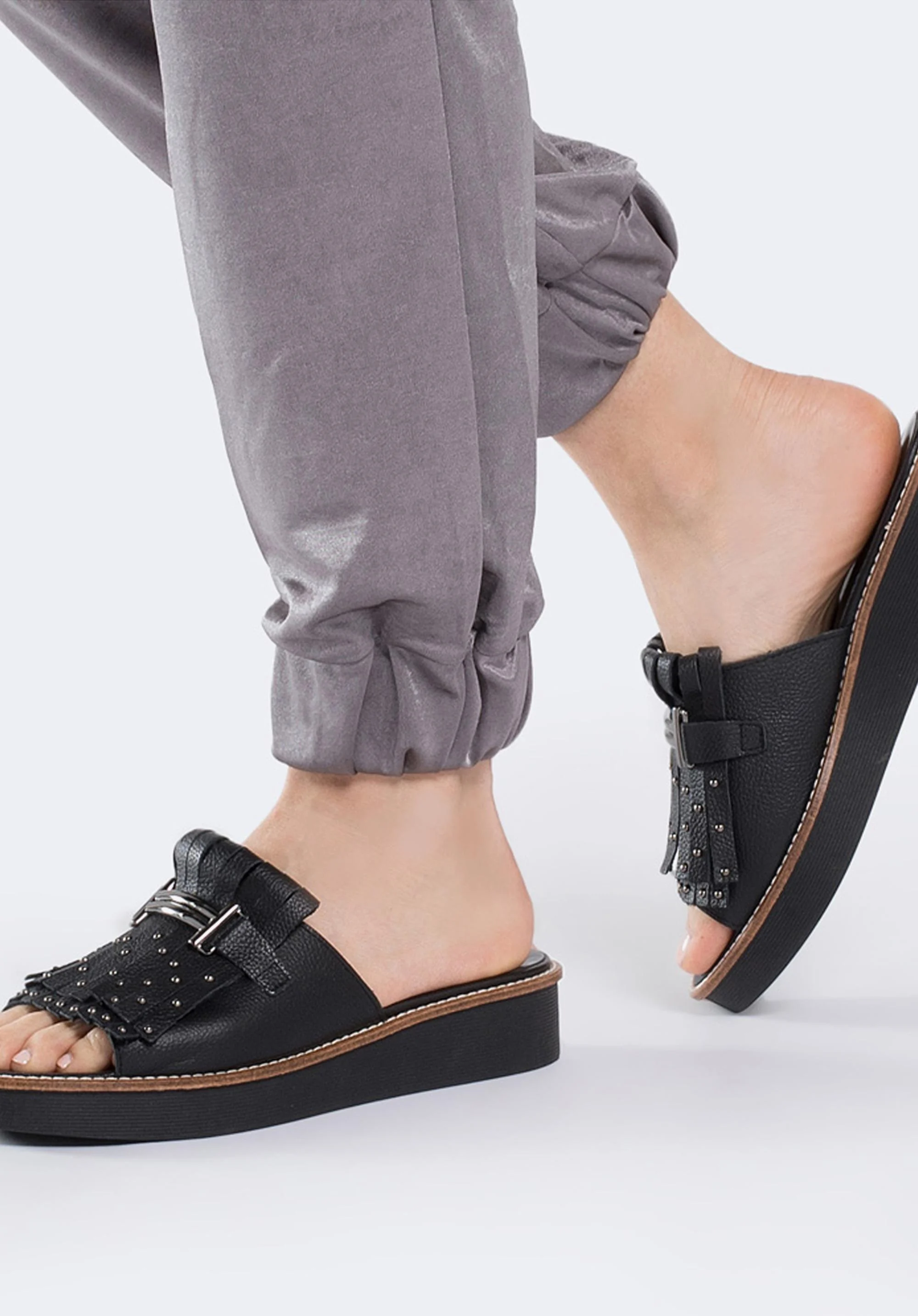 Damskie klapki skórzane z frędzlami