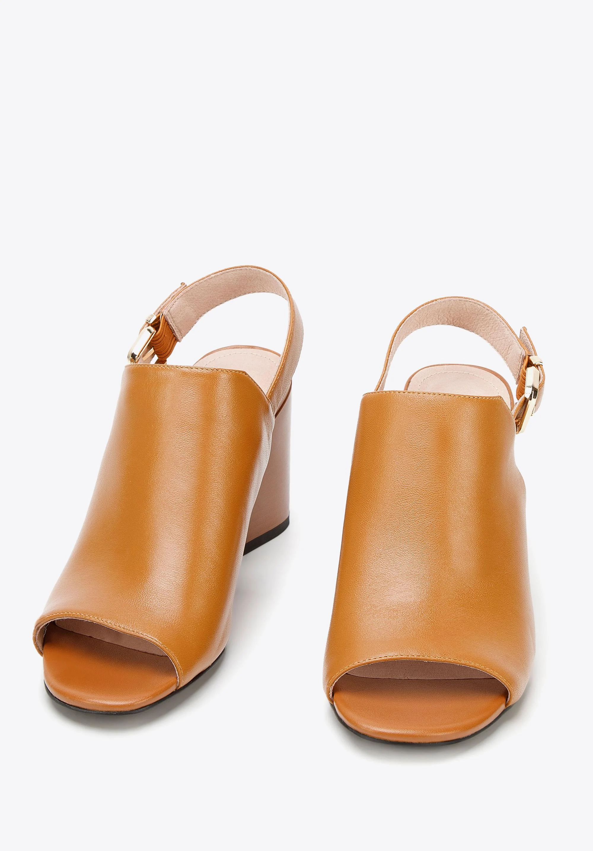 Sandały skórzane zabudowane na słupku