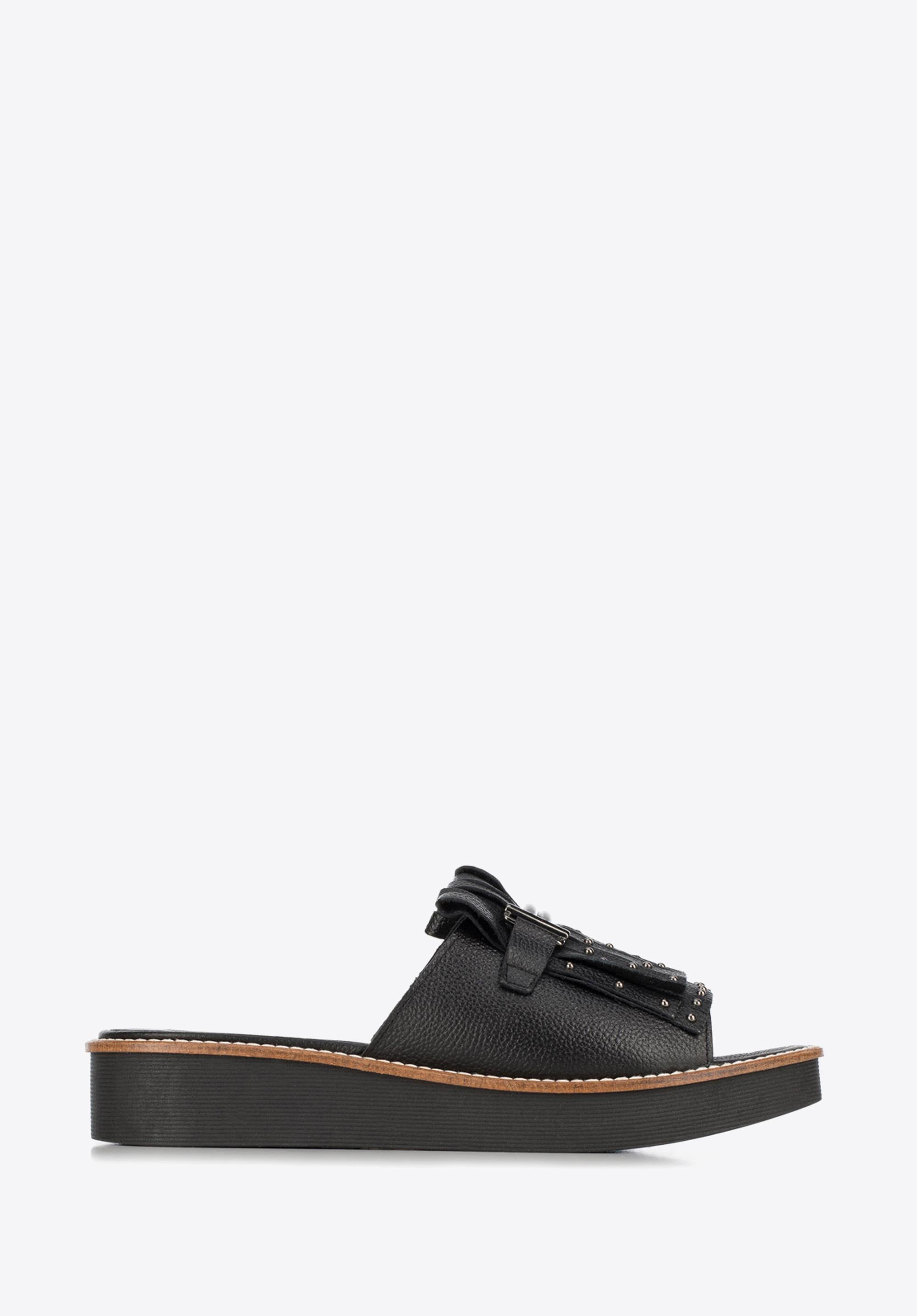 Damskie klapki skórzane z frędzlami