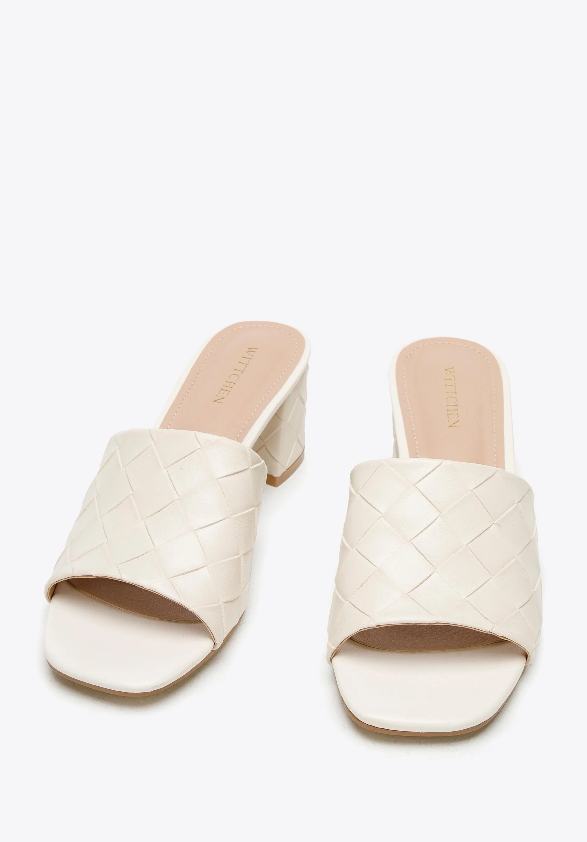 Damskie klapki z plecionej ekoskóry na słupku