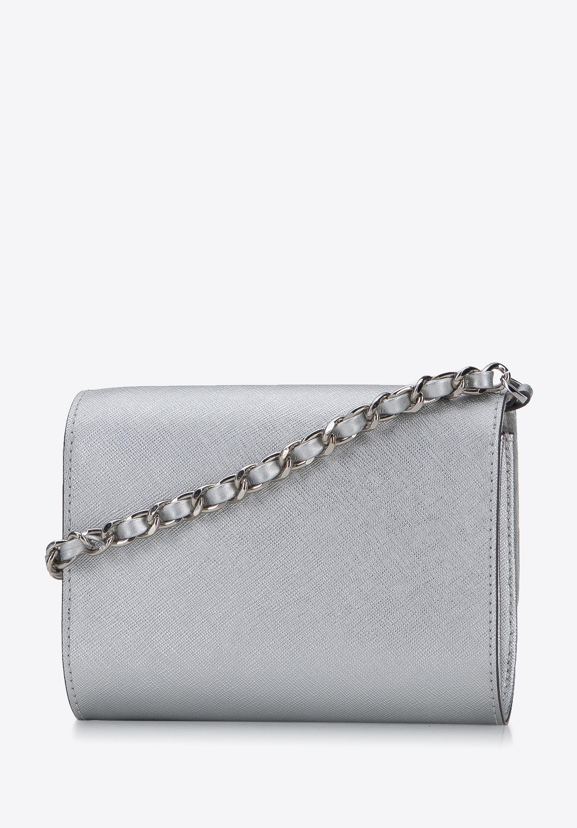 Minitorebka wieczorowa ze skóry saffiano na łańcuszku