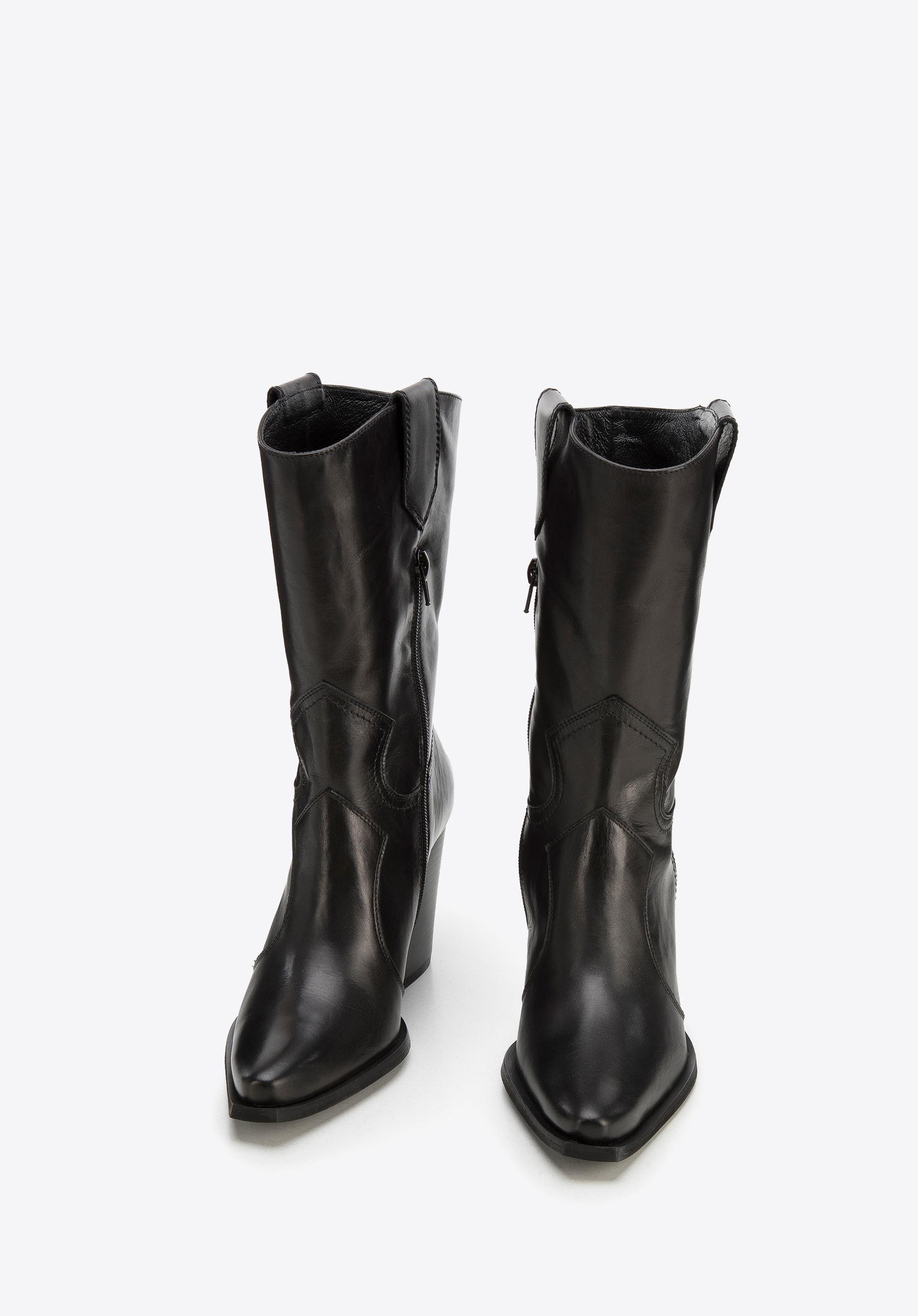 Kowbojki skórzane na obcasie z kanciastym noskiem