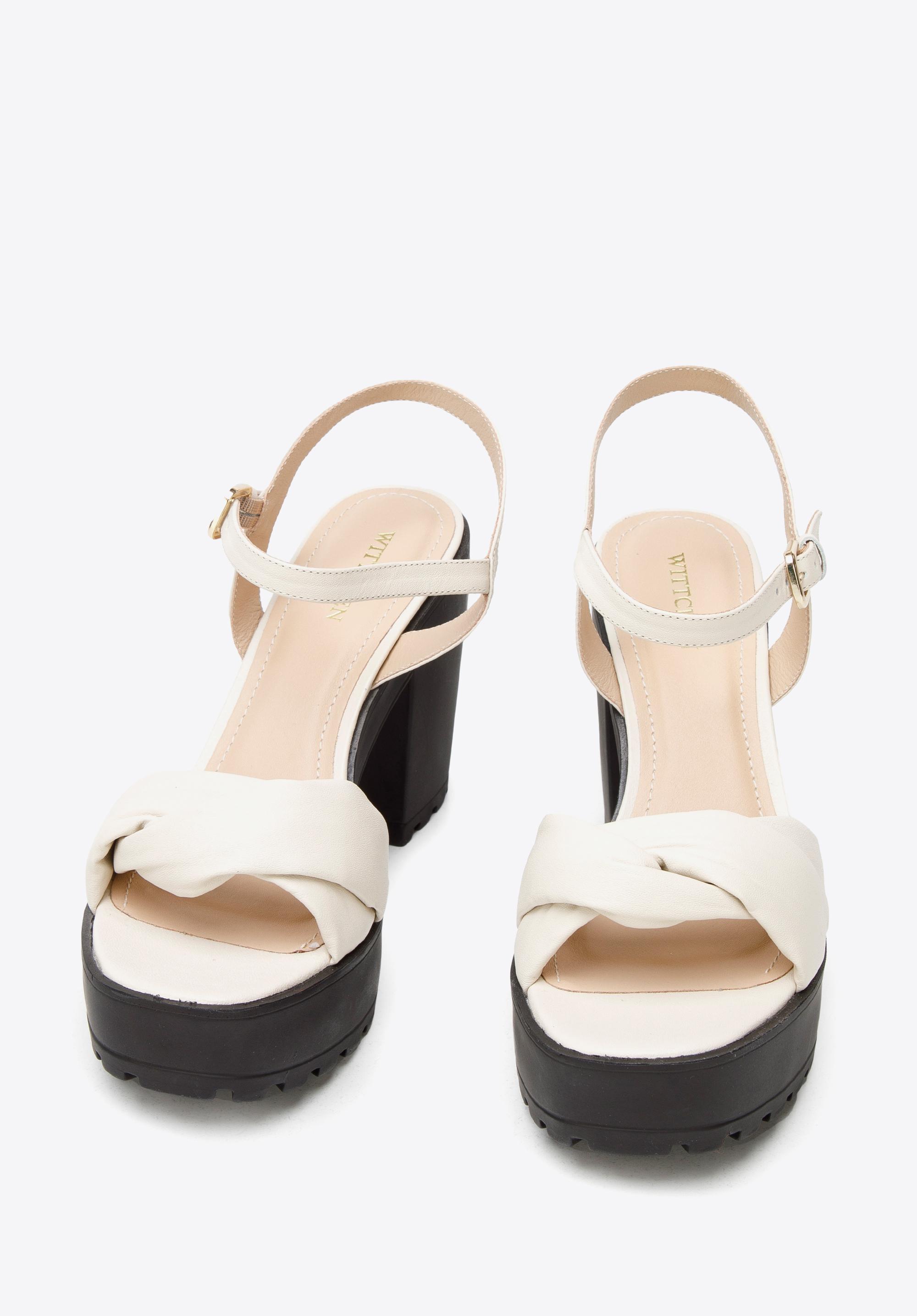 Sandały skórzane z miękkim paskiem na platformie