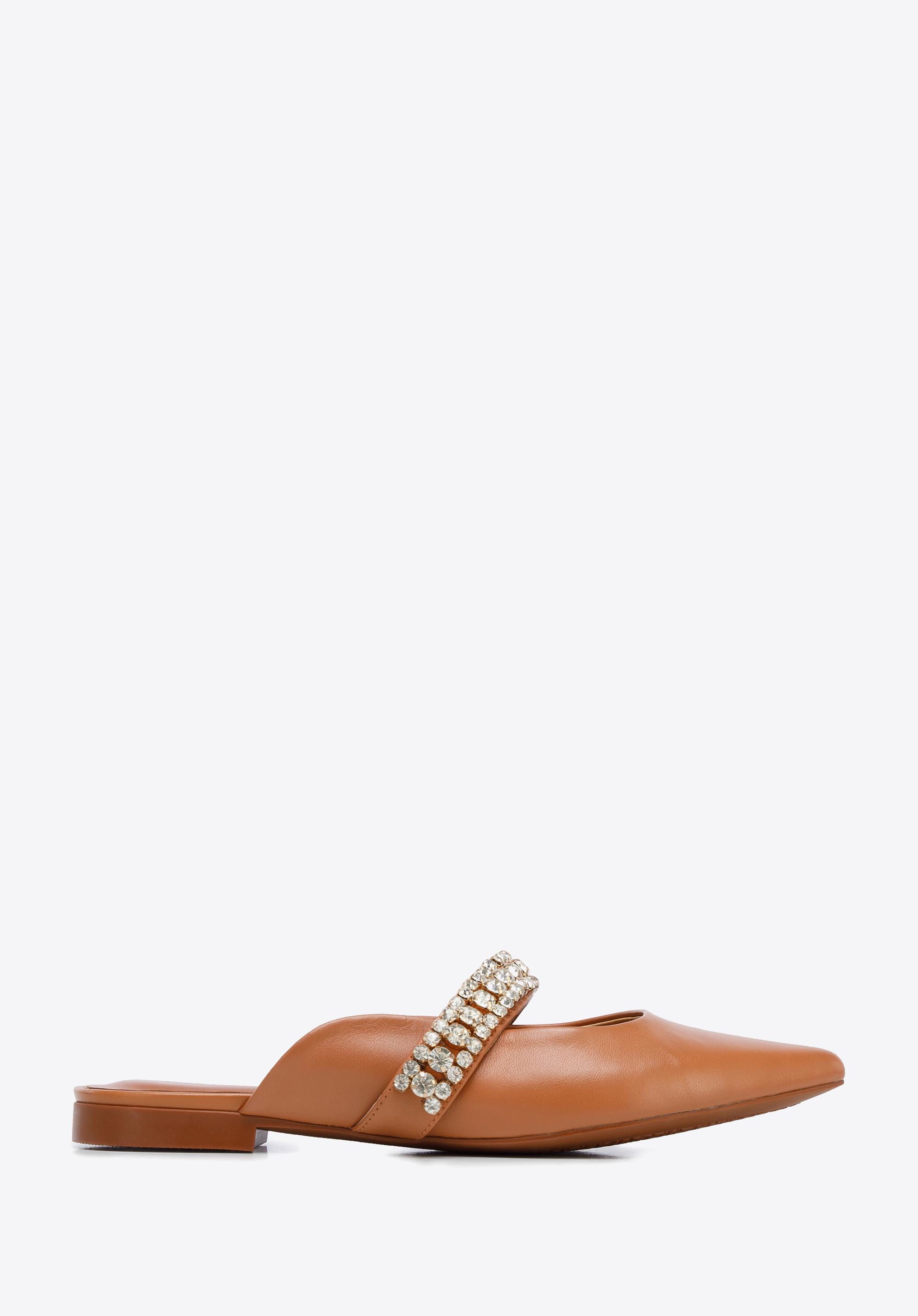 Damskie klapki skórzane z błyszczącym paskiem