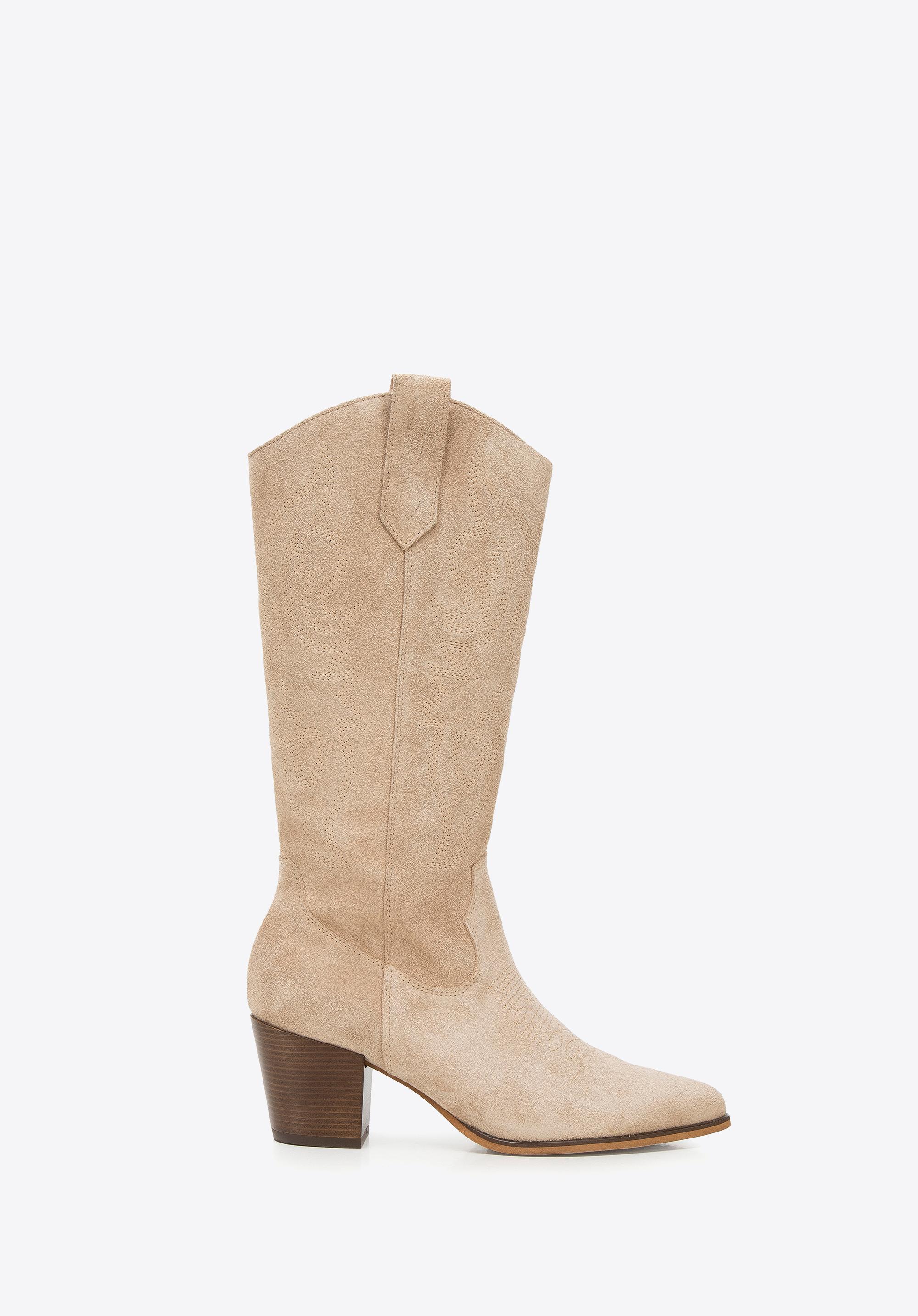 Kowbojki zamszowe z haftami i noskiem w szpic