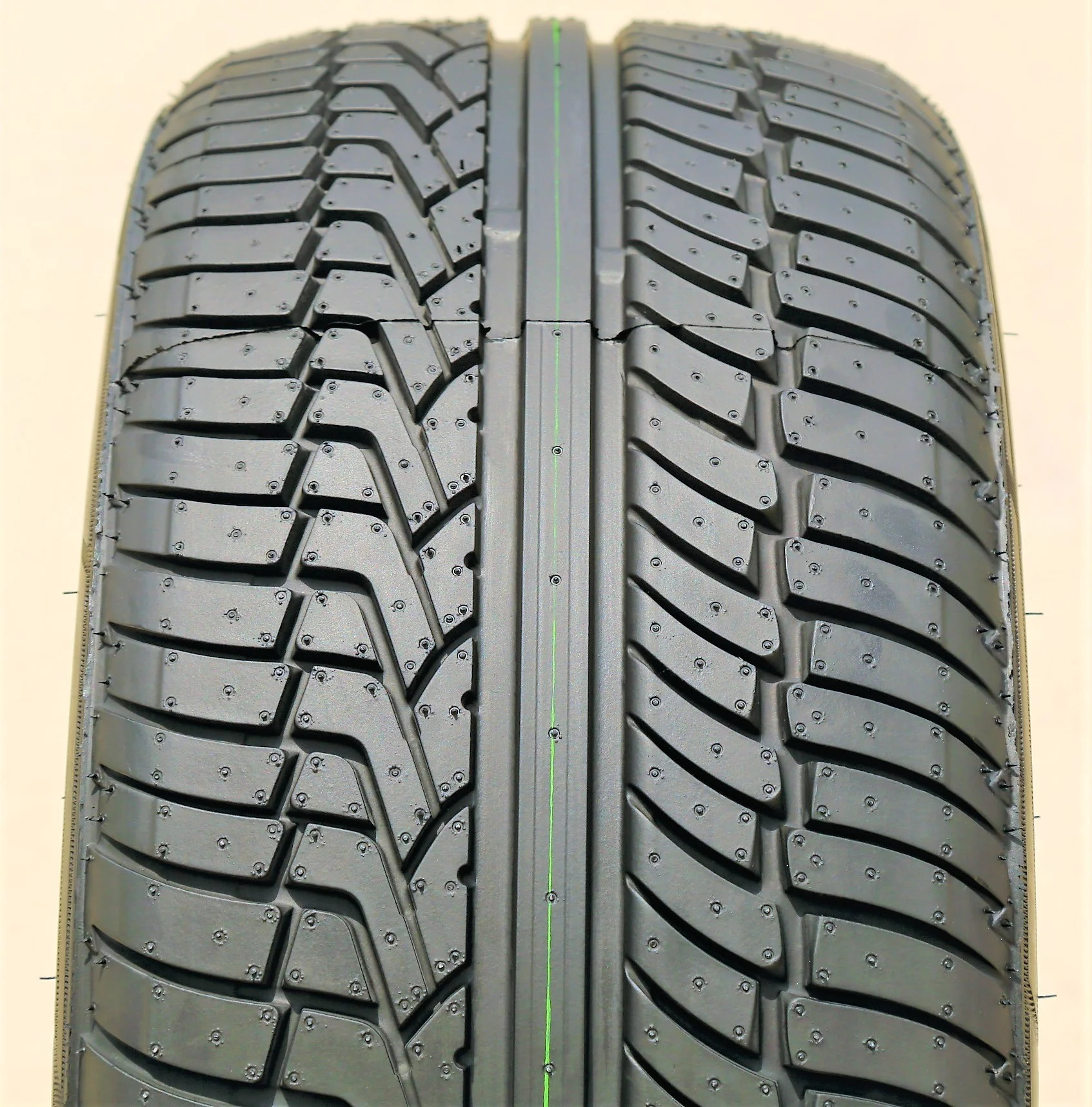 Forceum Heptagon SUV 305/40ZR22 114W XL A/S Performance Tire Fits: 2004-06 Dodge Ram 1500 SRT-10