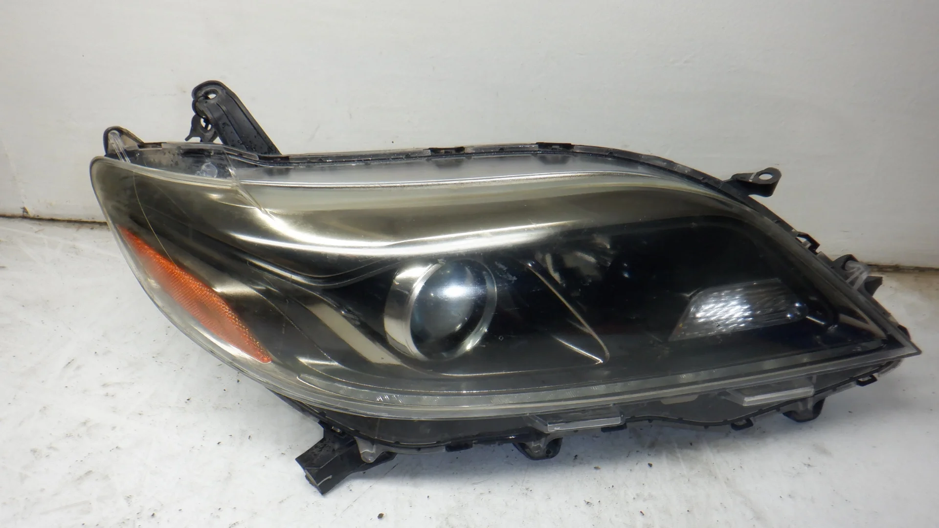 Pre-Owned 2015-2020 Toyota Sienna Passenger Head Light Lamp OEM LKQ (Good)