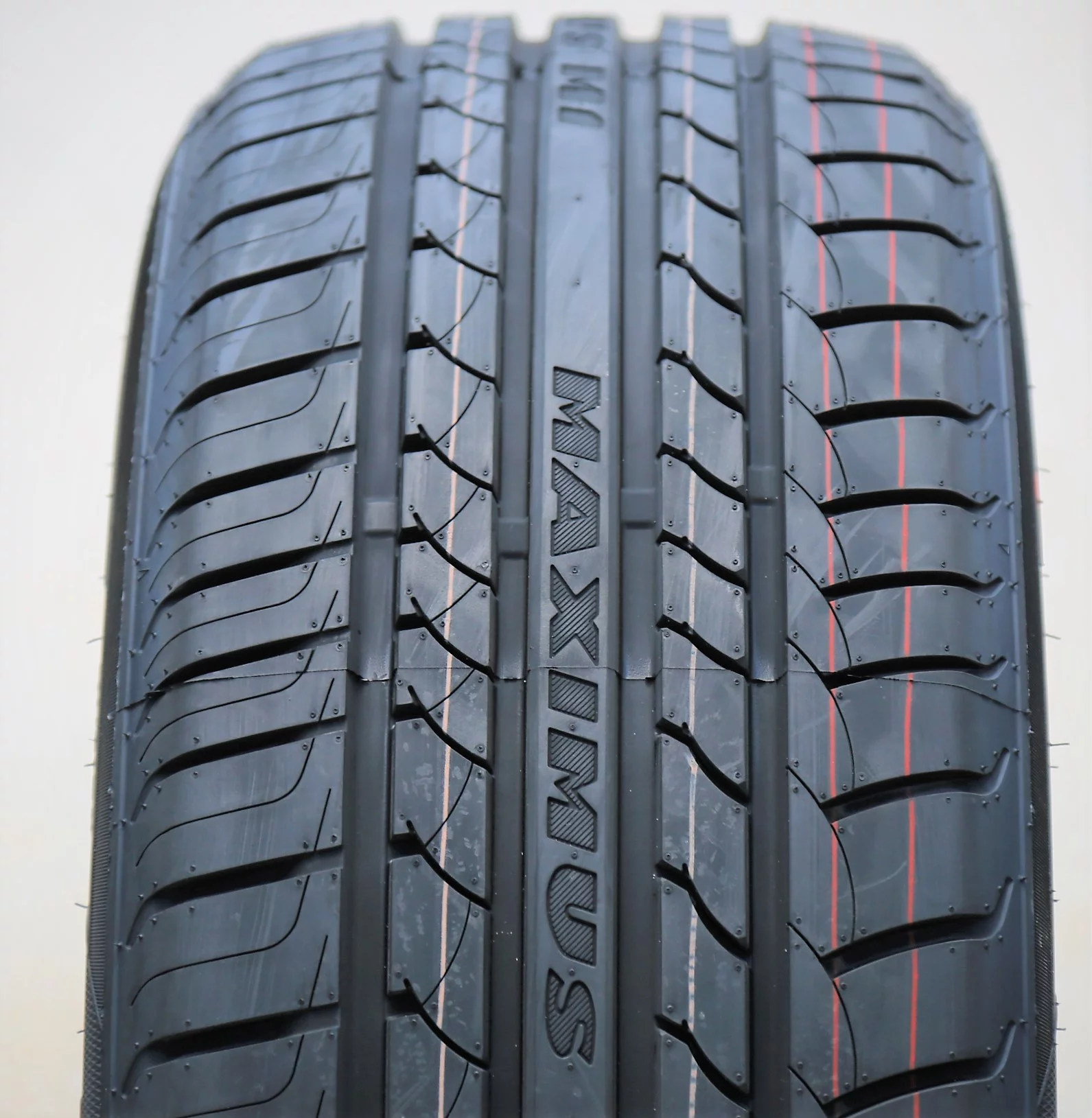 Maxtrek Maximus M1 185/60R14 82H Performance Tire Fits: 1989-98 Honda Civic Si, 1990 Mazda Miata Base