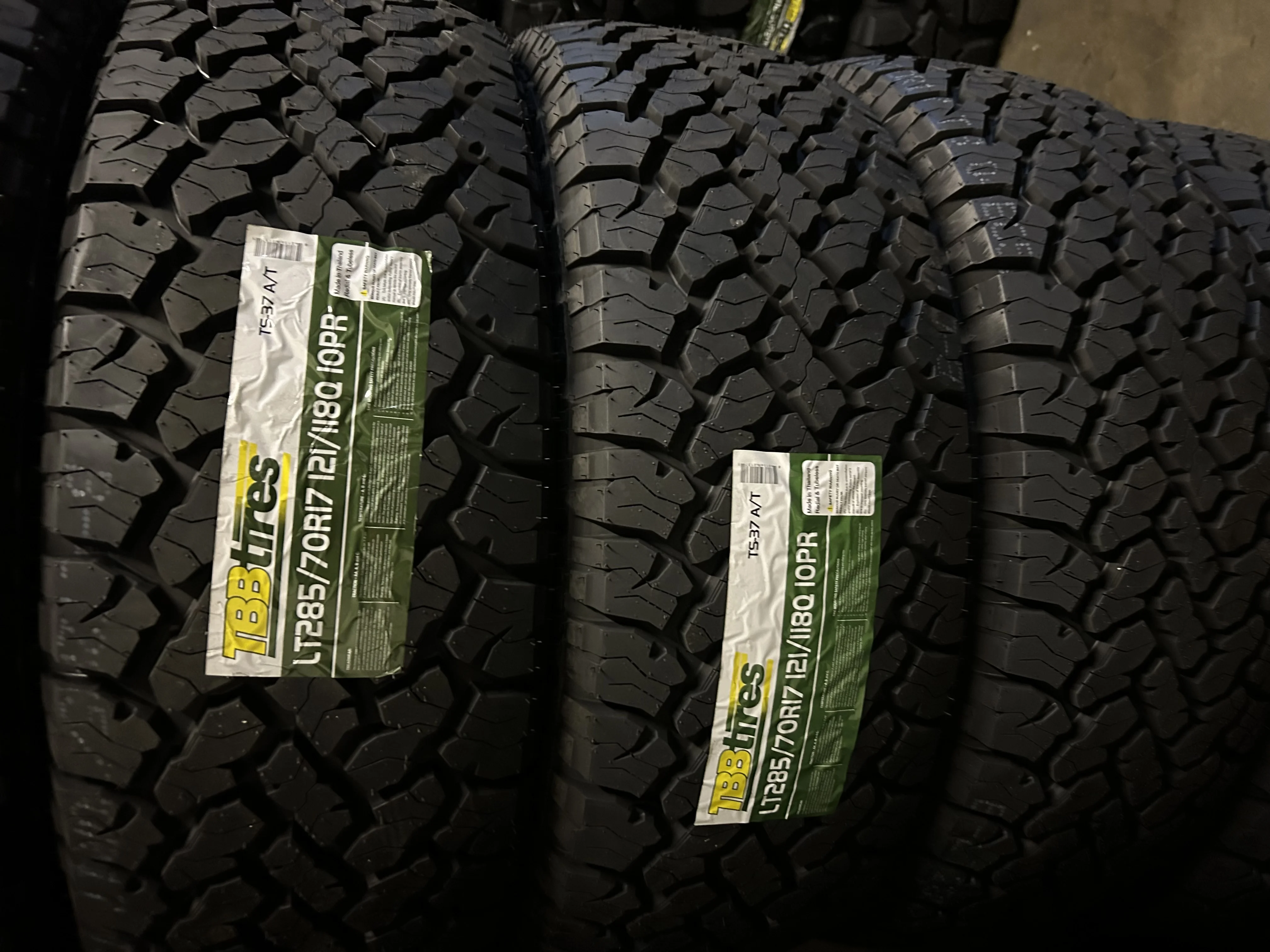 (1) LT285/70R17 ROAD CREW TBB TS-37 Mud M/T 10 PLY Tire 2857017 121/118Q LR.E