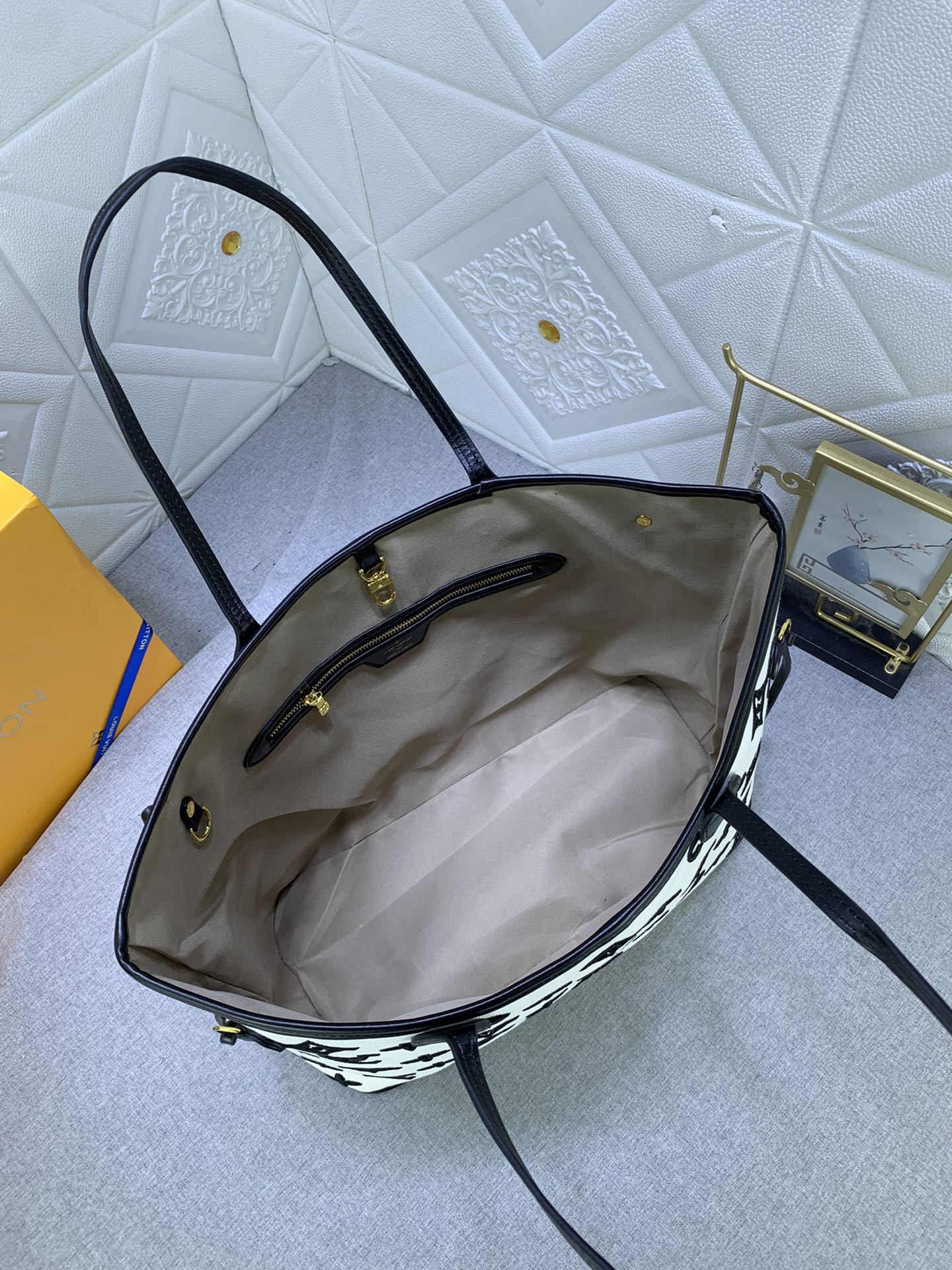 Louis Vuitton Neverfull MM M22839 31 x 28 x 14cm