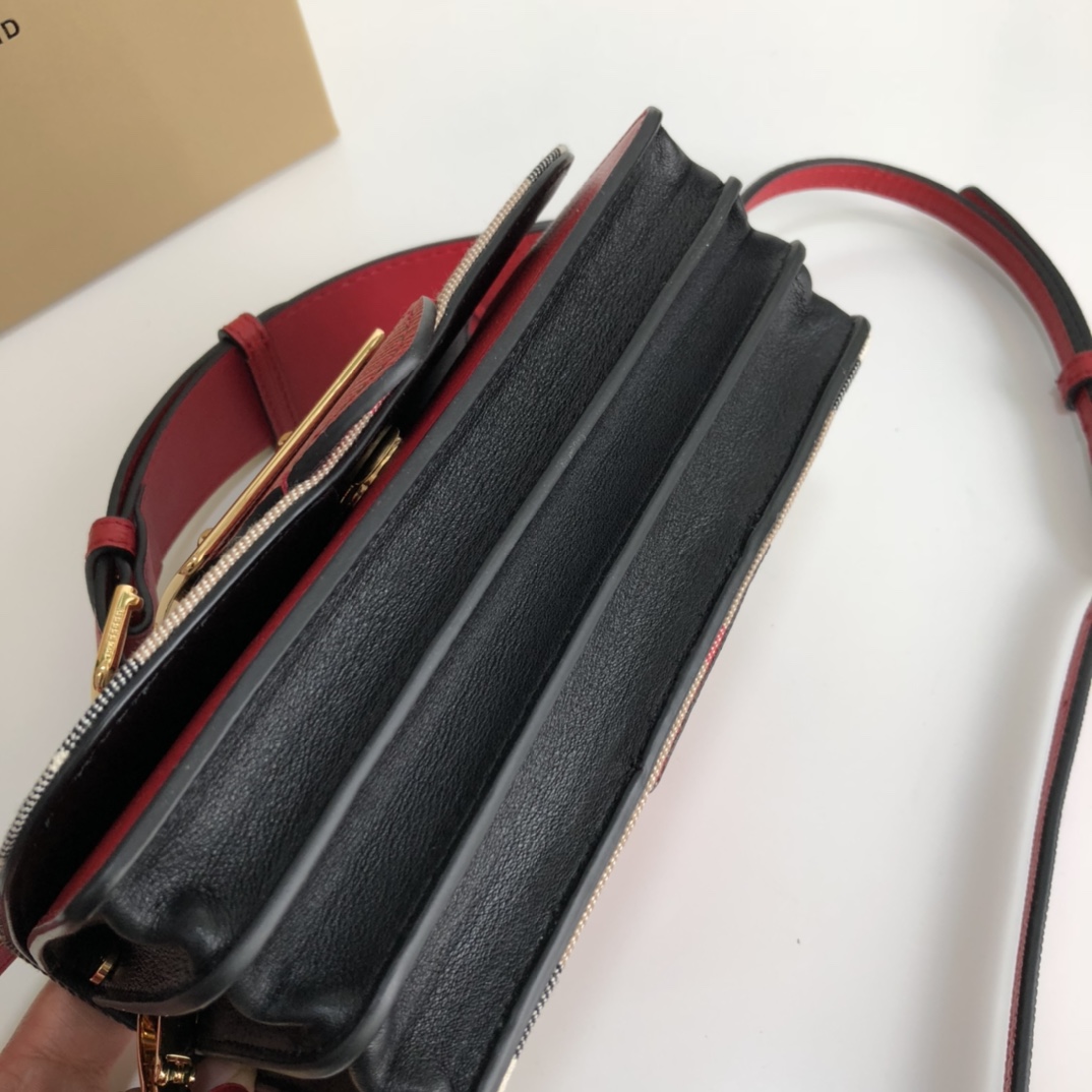 Burberry The Buckle 460160 (3) 19.5512cm