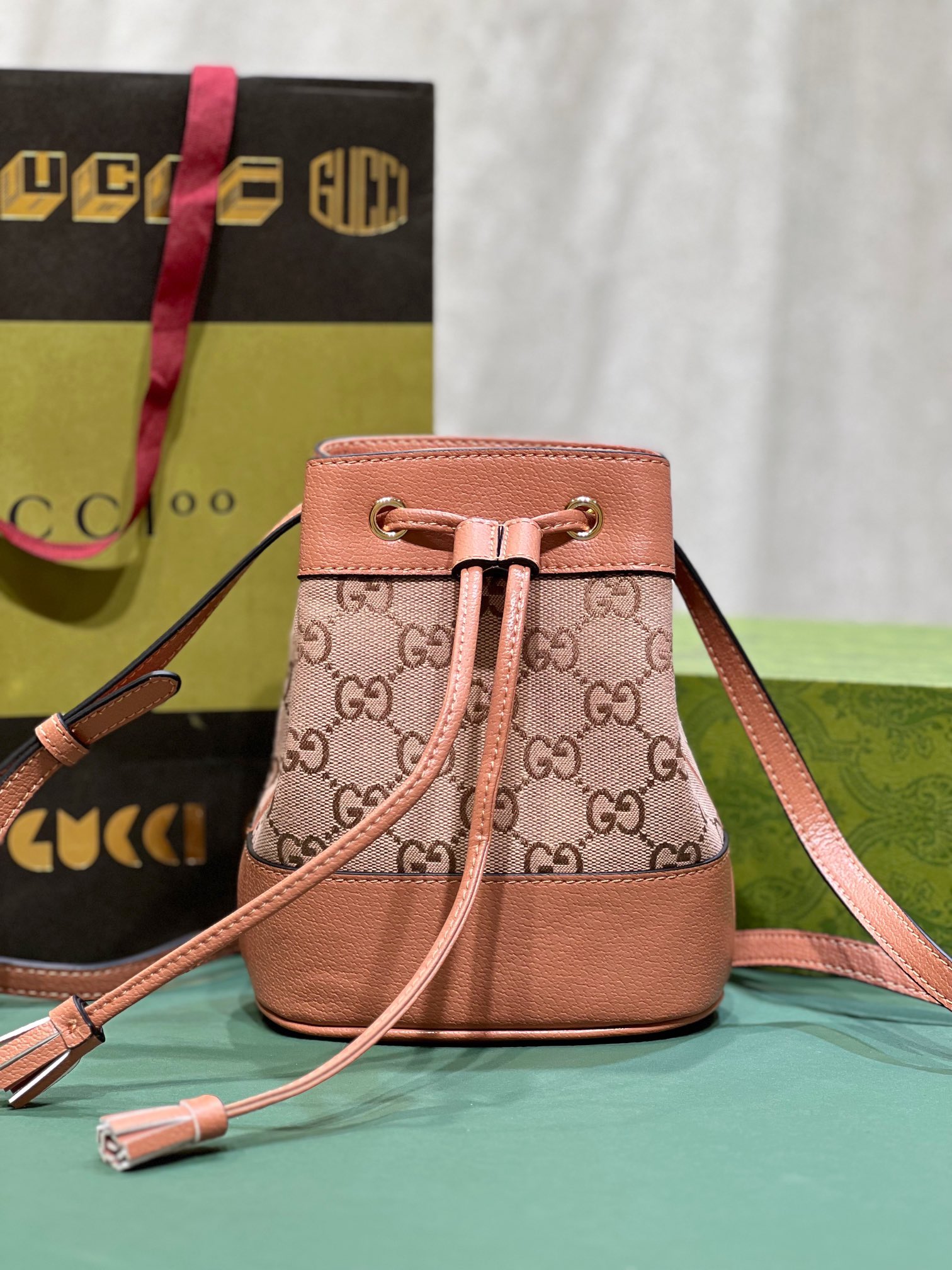 Gucci 550620 15x18x9.5cm