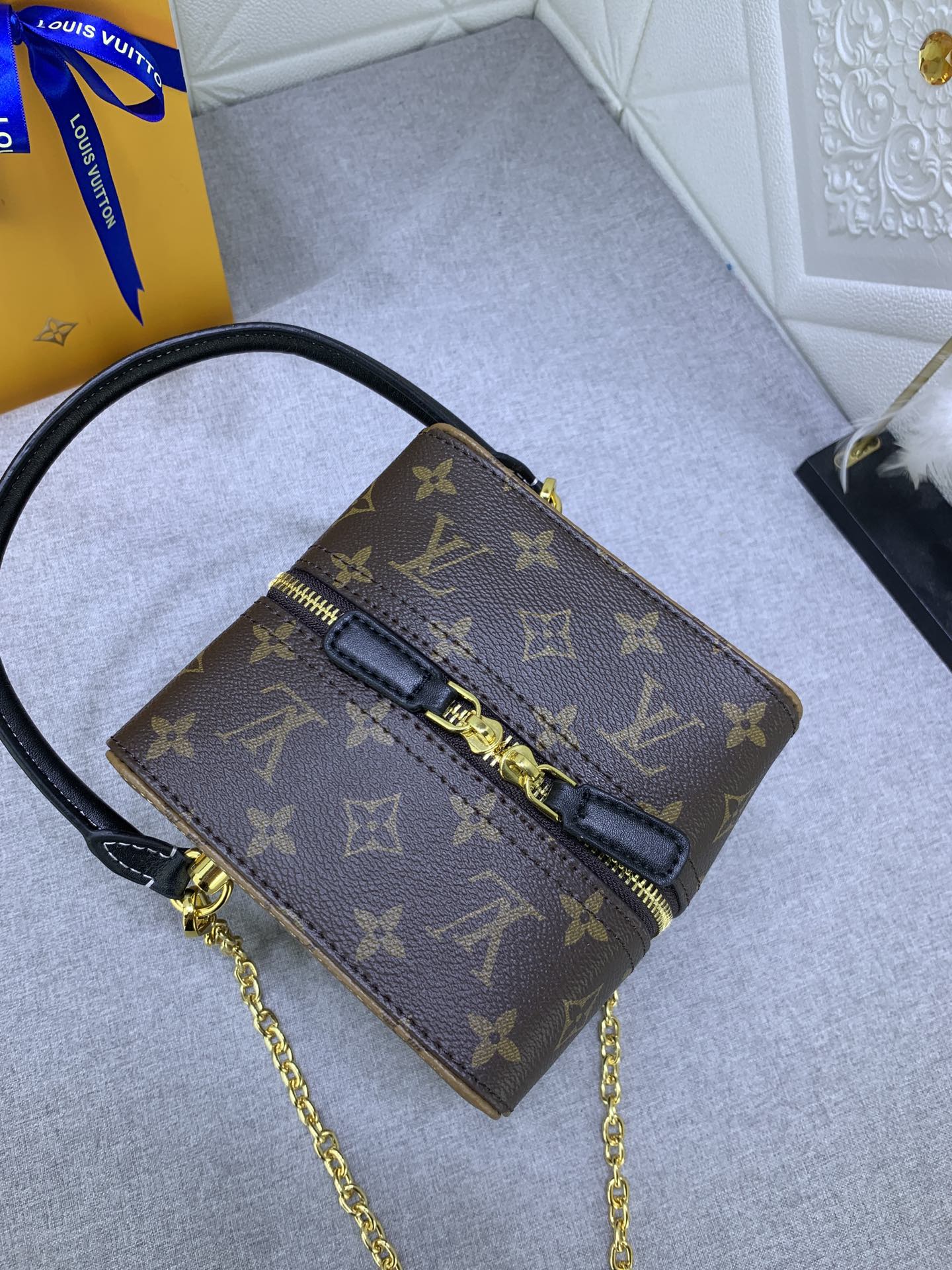 Louis Vuitton SQUARE M43589 16x16x16cm