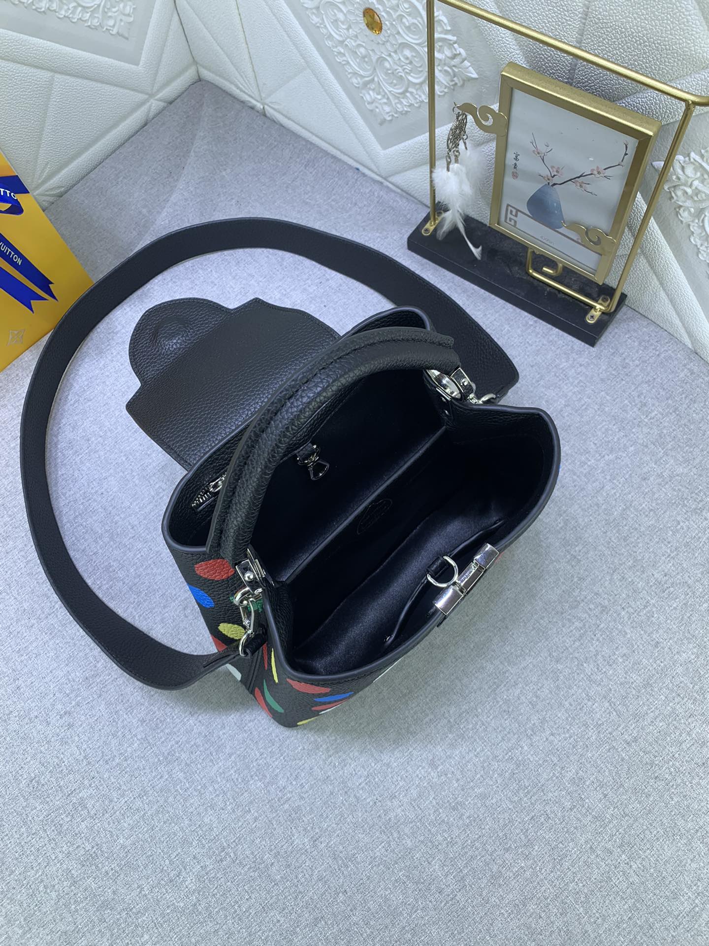 Louis Vuitton x YK Capucines M21663 (6) 27x18x9cm