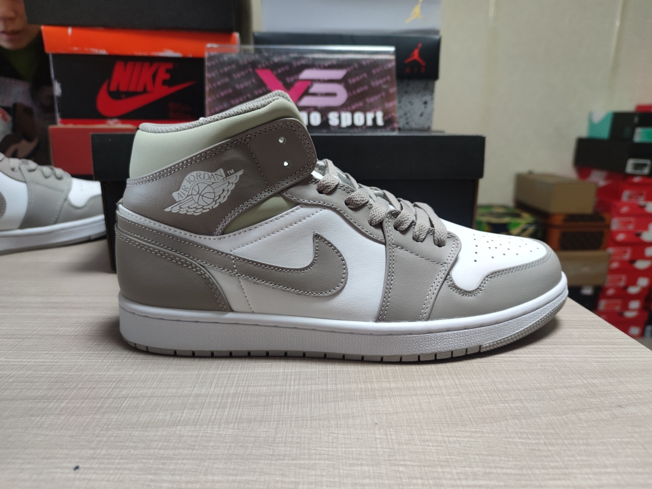 Jordan 1 Mid Linen 554724-082