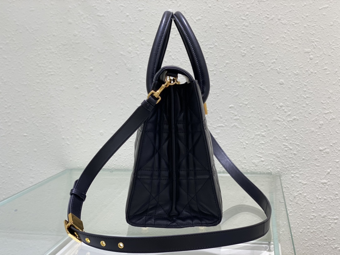 Dior 30 Montaigne 2 (33) 30cm