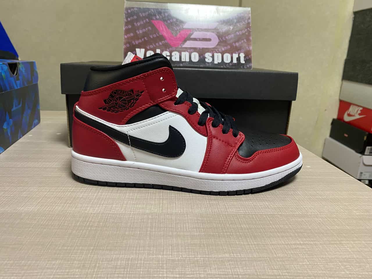 Jordan 1 Mid Chicago Toe 554724-069
