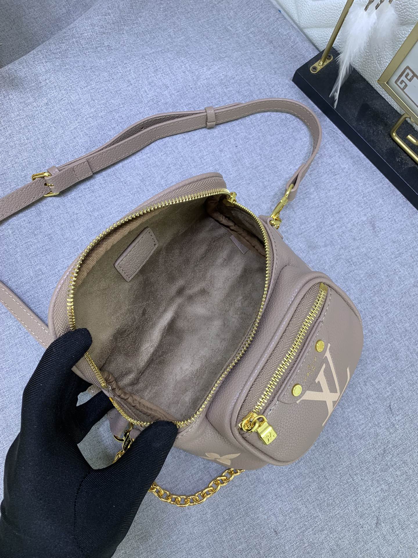 Louis Vuitton Mini Bumbag M82208 17x12x9.5cm