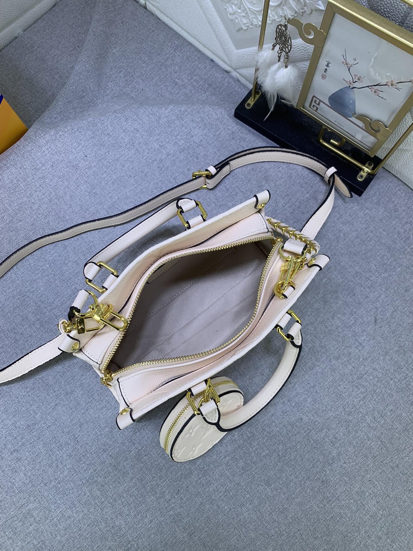 Louis Vuitton OnTheGo East West M23640 25 x 13 x 10cm